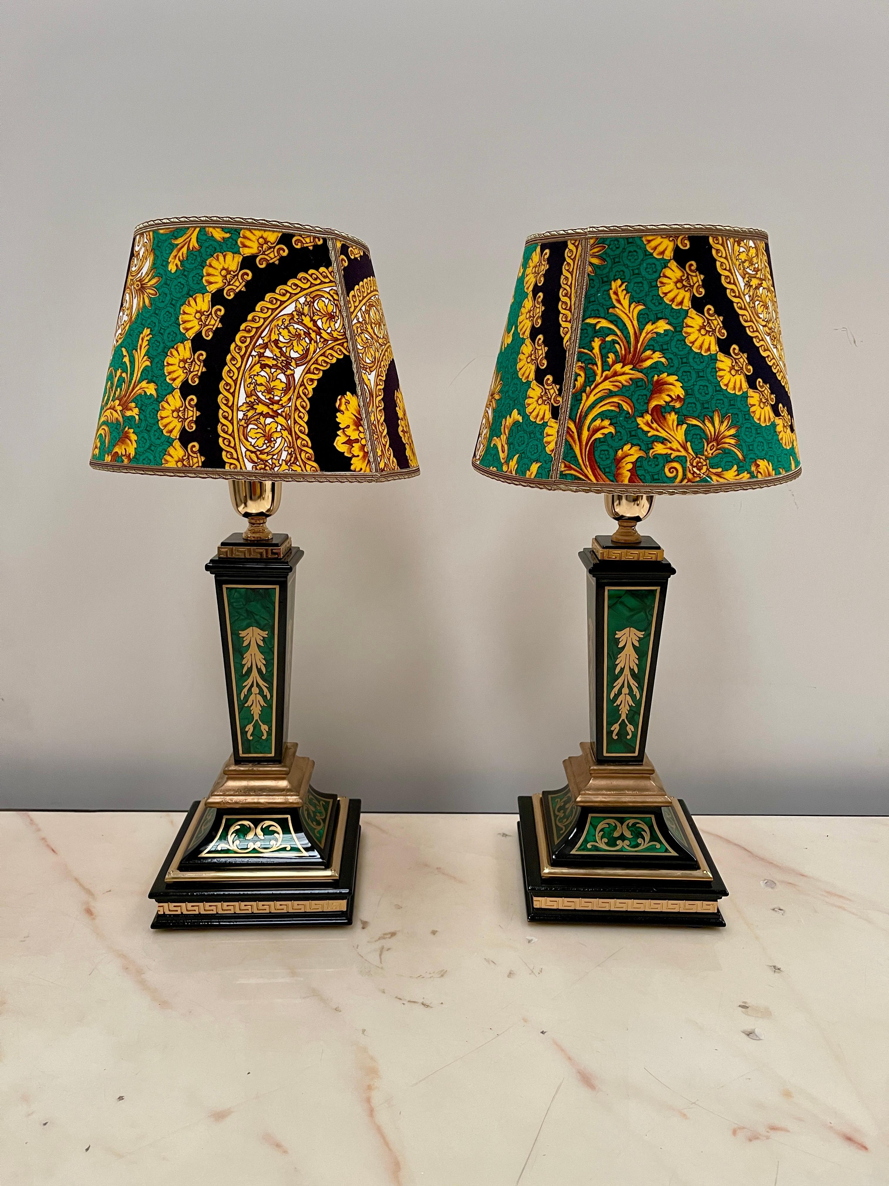 Neoclassico Lussuosa coppia di lampade da tavolo neoclassiche verdi del XX secolo in vendita