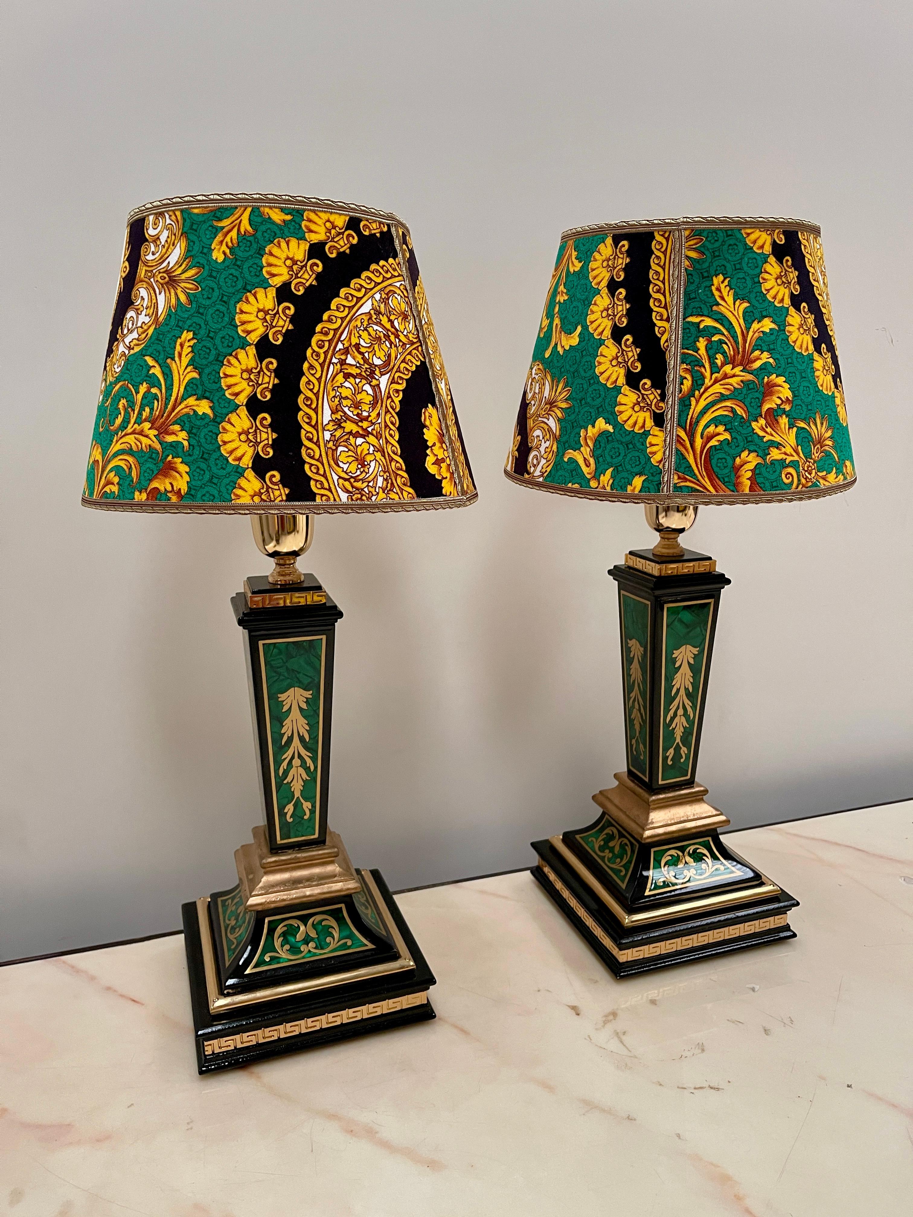 Italian Lussuosa coppia di lampade da tavolo neoclassiche verdi del XX secolo in vendita