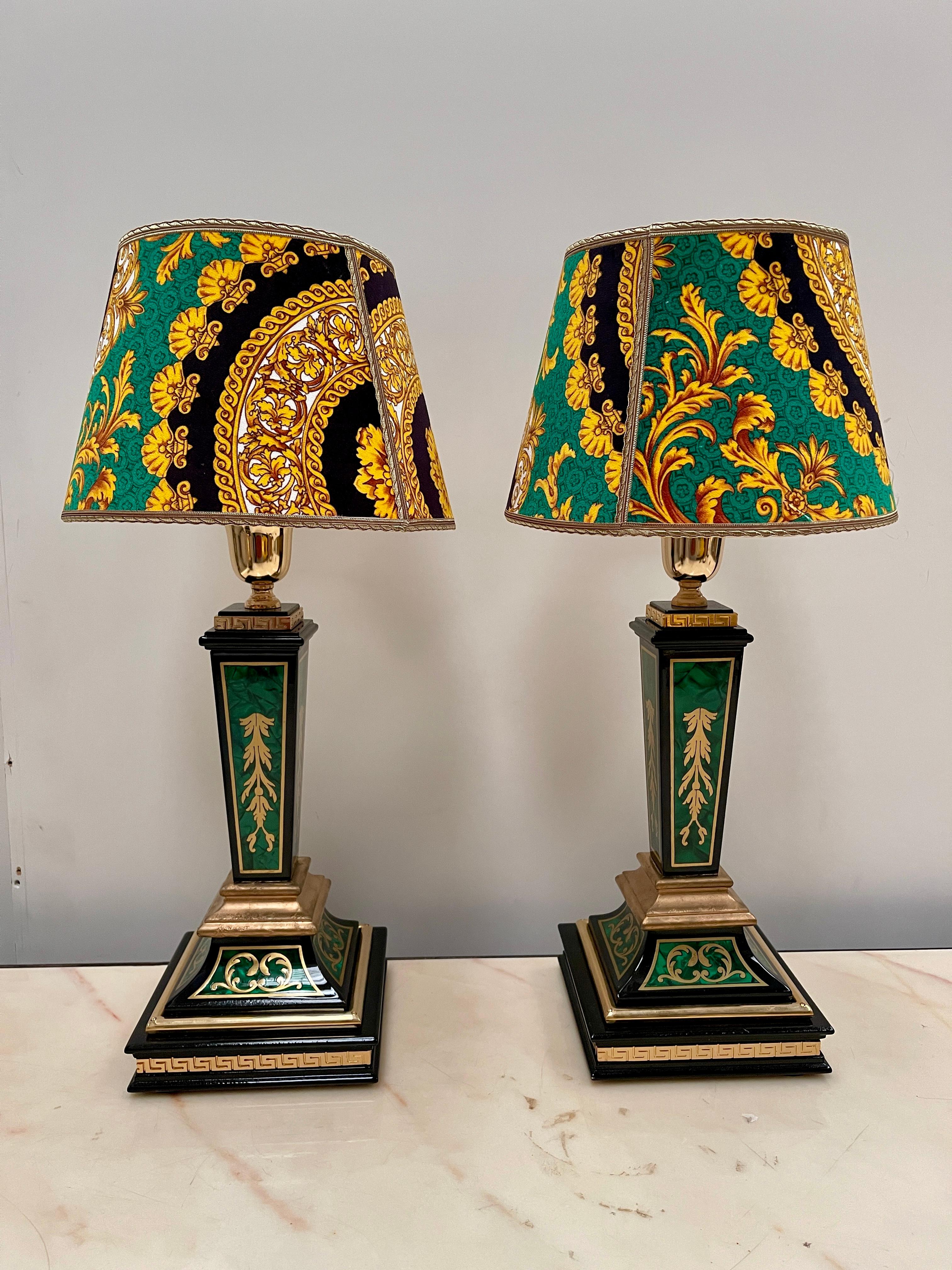 20th Century Lussuosa coppia di lampade da tavolo neoclassiche verdi del XX secolo in vendita