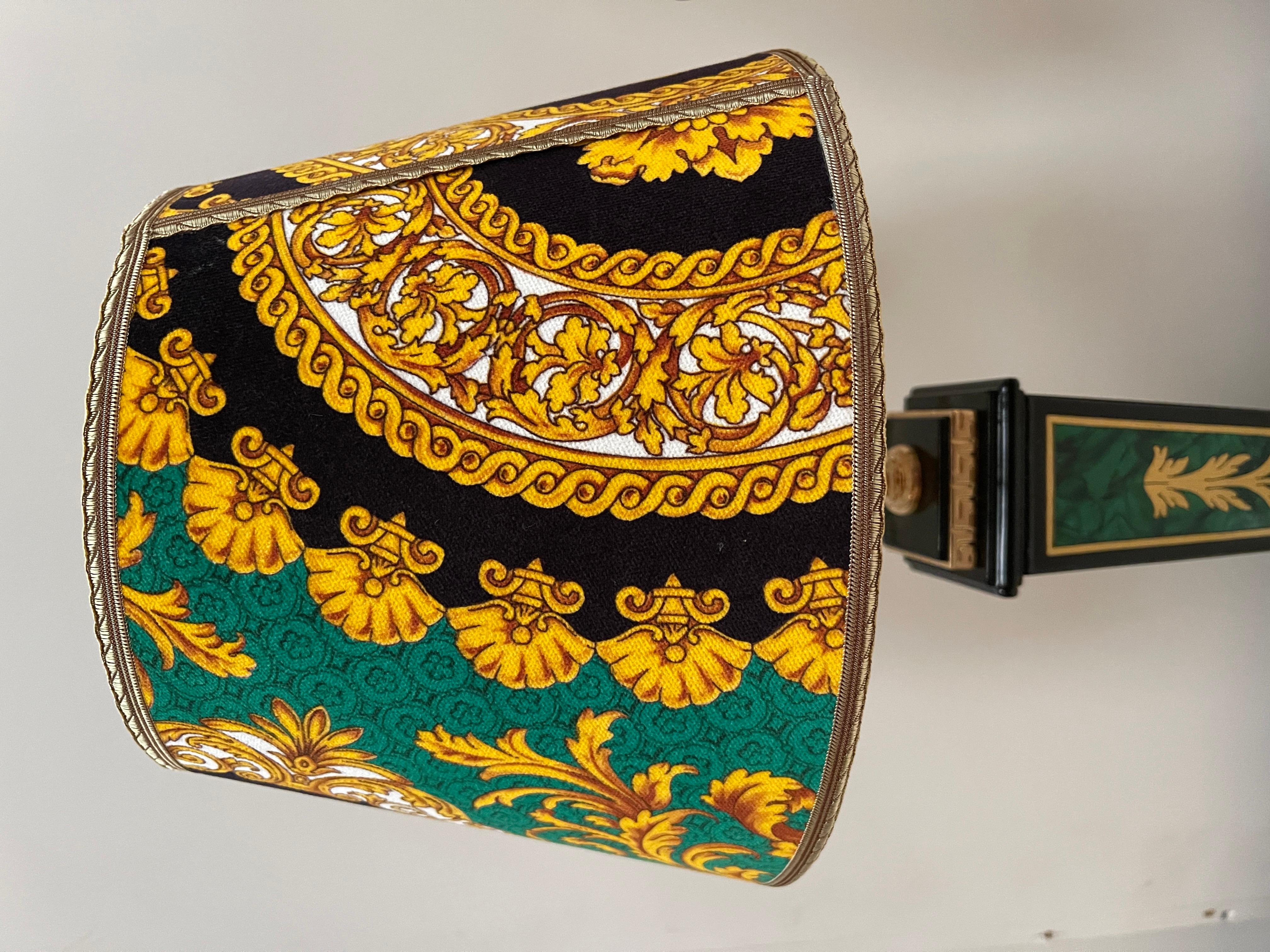 Bronzo Lussuosa coppia di lampade da tavolo neoclassiche verdi del XX secolo in vendita