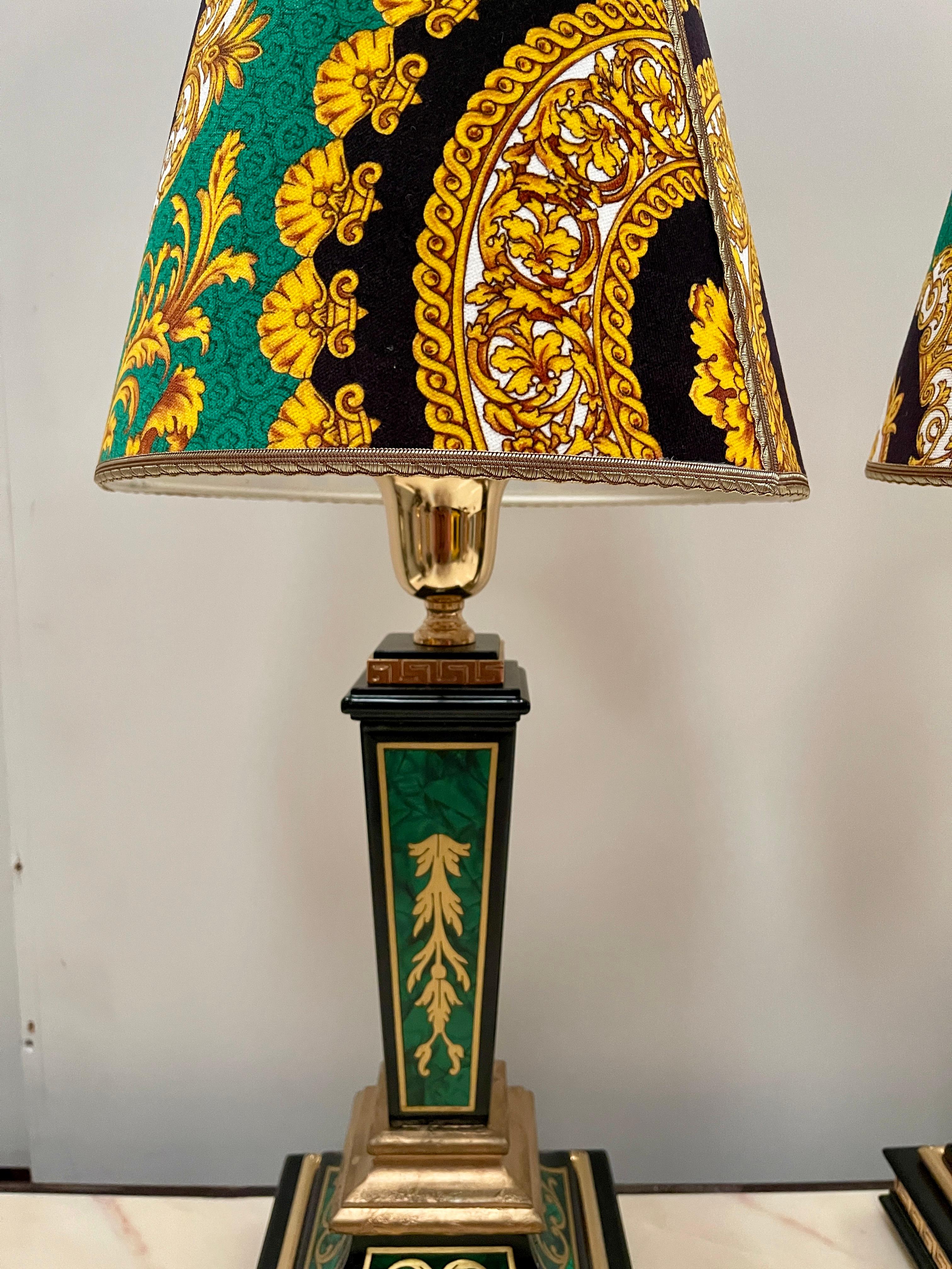 Lussuosa coppia di lampade da tavolo neoclassiche verdi del XX secolo in vendita 1