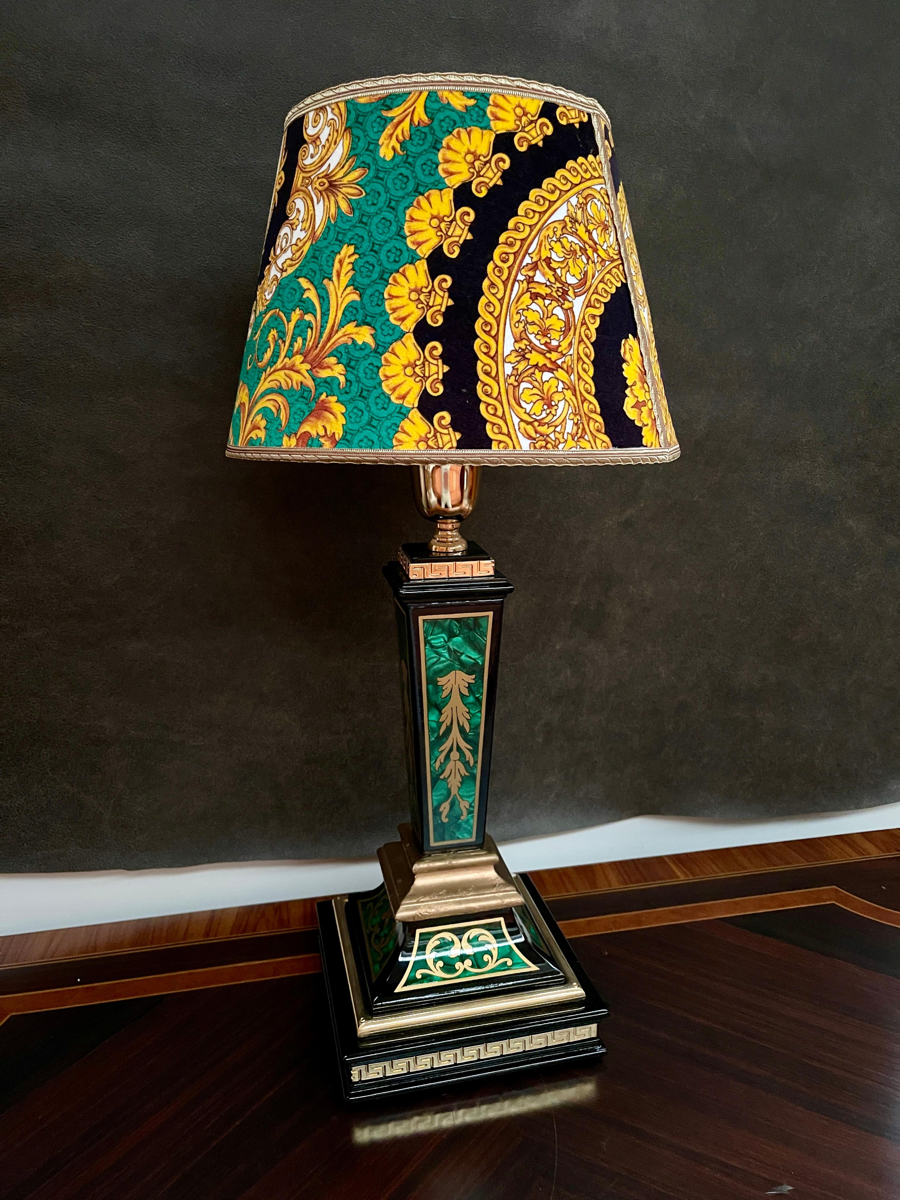 Lussuosa coppia di lampade da tavolo neoclassiche verdi del XX secolo in vendita 2