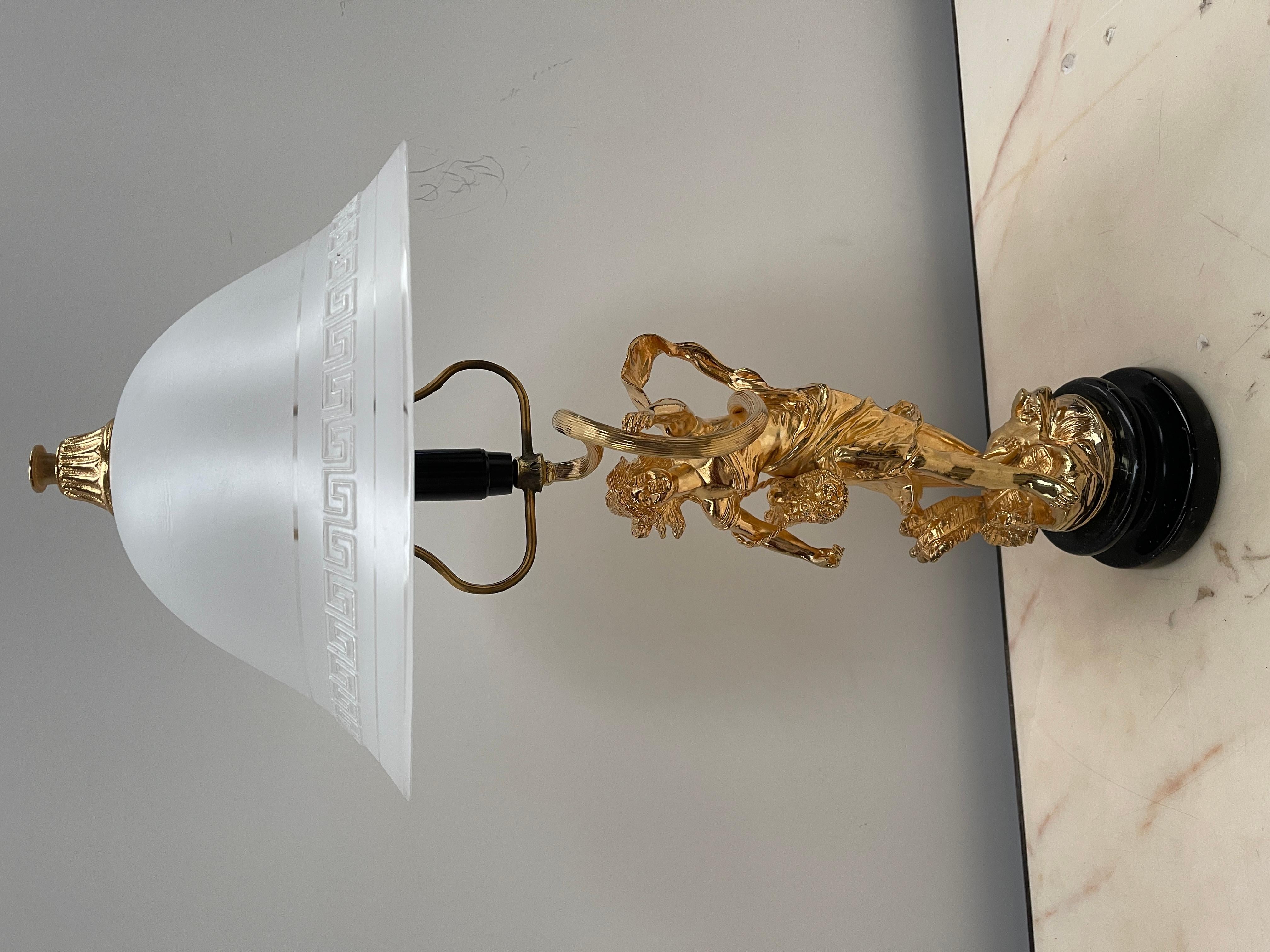 lussuosa lampada da tavolo in bronzo dorato in classico stile italiano sec. XX