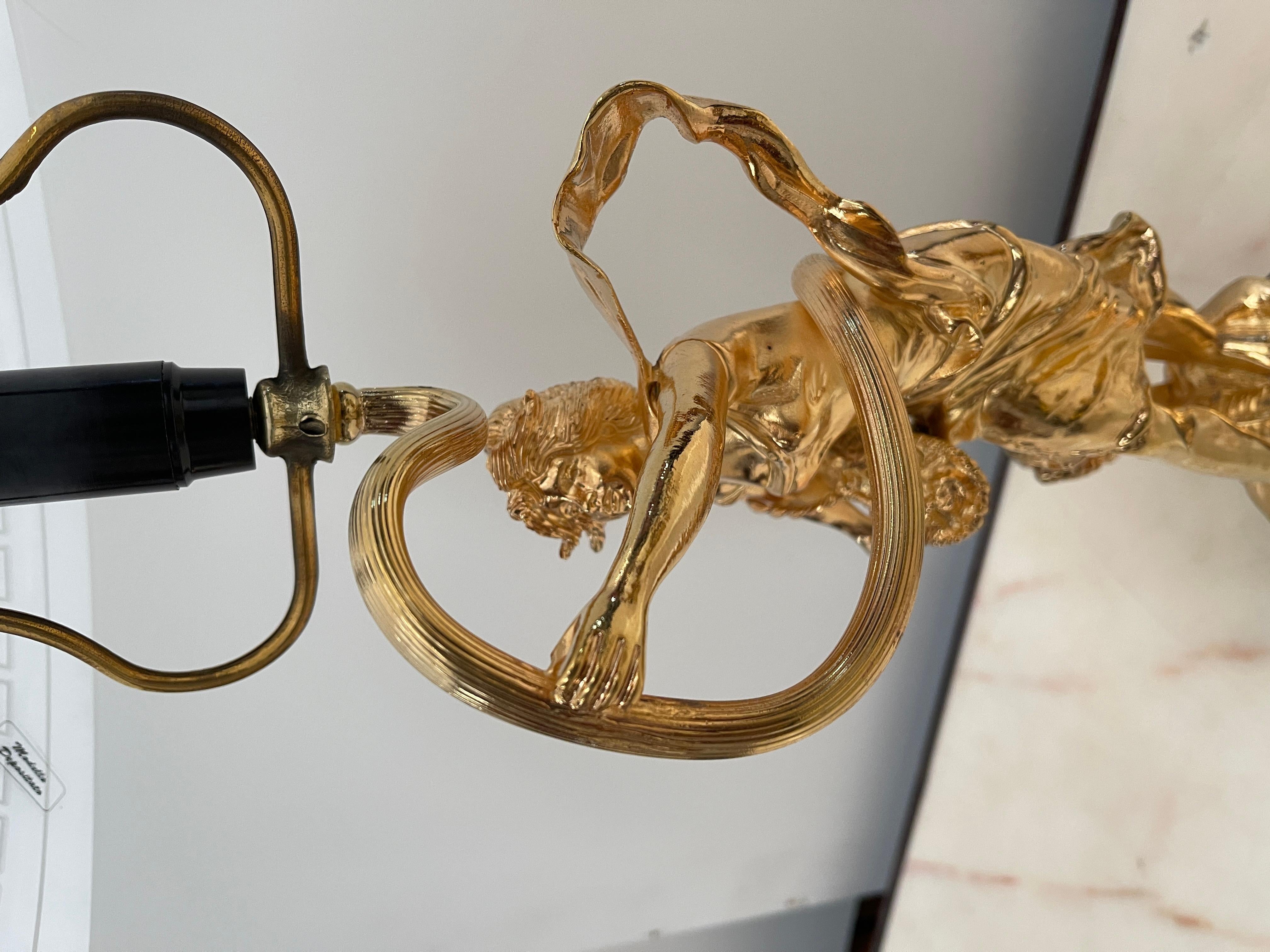 Lussuosa lampada da tavolo in bronzo dorato in classico stile italiano sec. XX Otro en venta