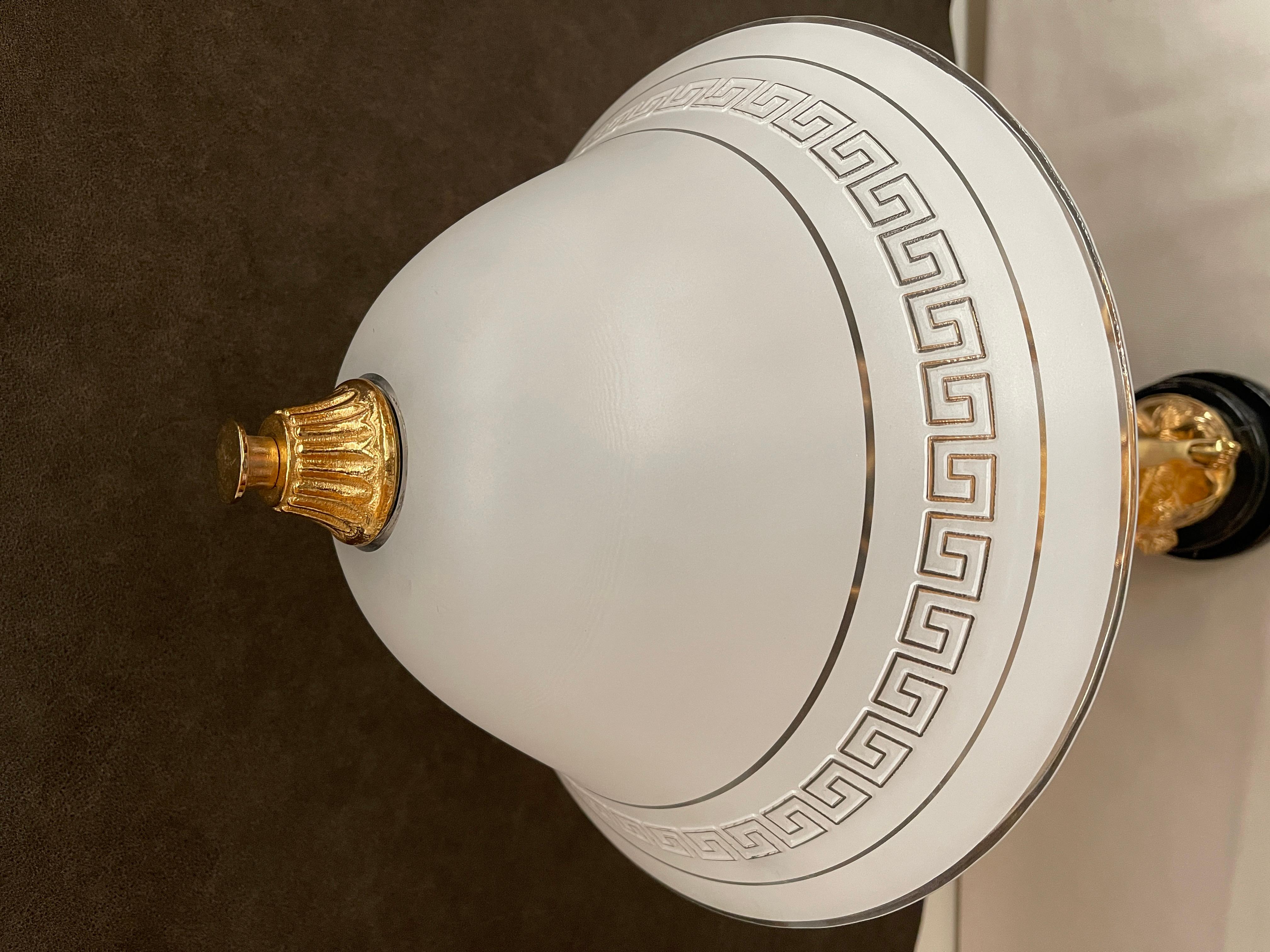Lussuosa lampada da tavolo in bronzo dorato in classico stile italiano sec. XX en Excelente estado para la venta en Cantù, IT