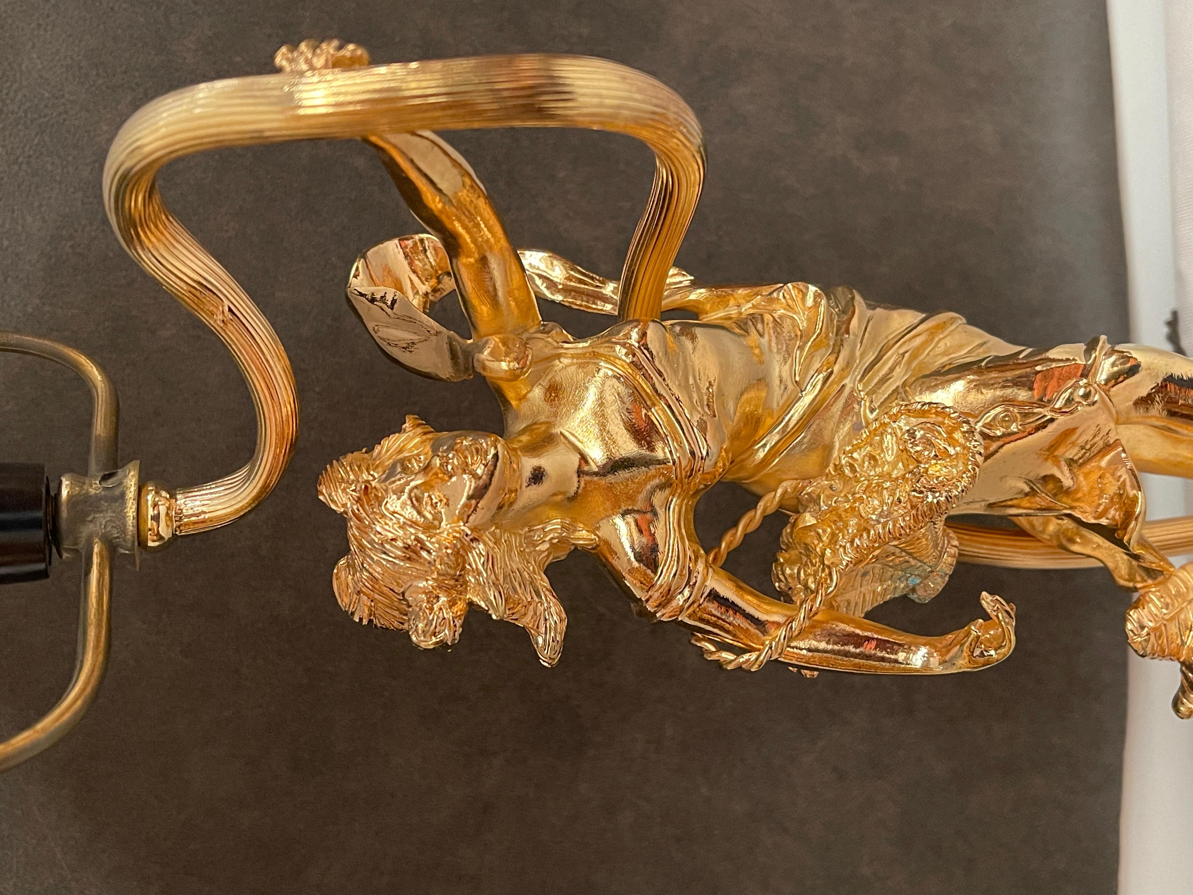 Lussuosa lampada da tavolo in bronzo dorato in classico stile italiano sec. XX Bronce en venta