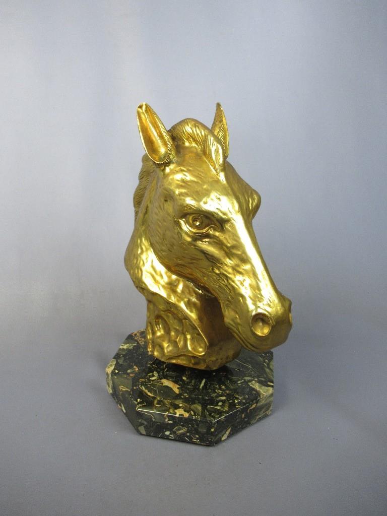 Luxurious bronze sculpture in gilded horse figure with marble base XIX For Sale 2