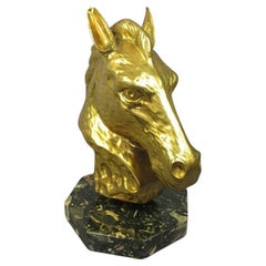 Luxueuse sculpture en bronze d'un cheval doré avec base en marbre 19e siècle