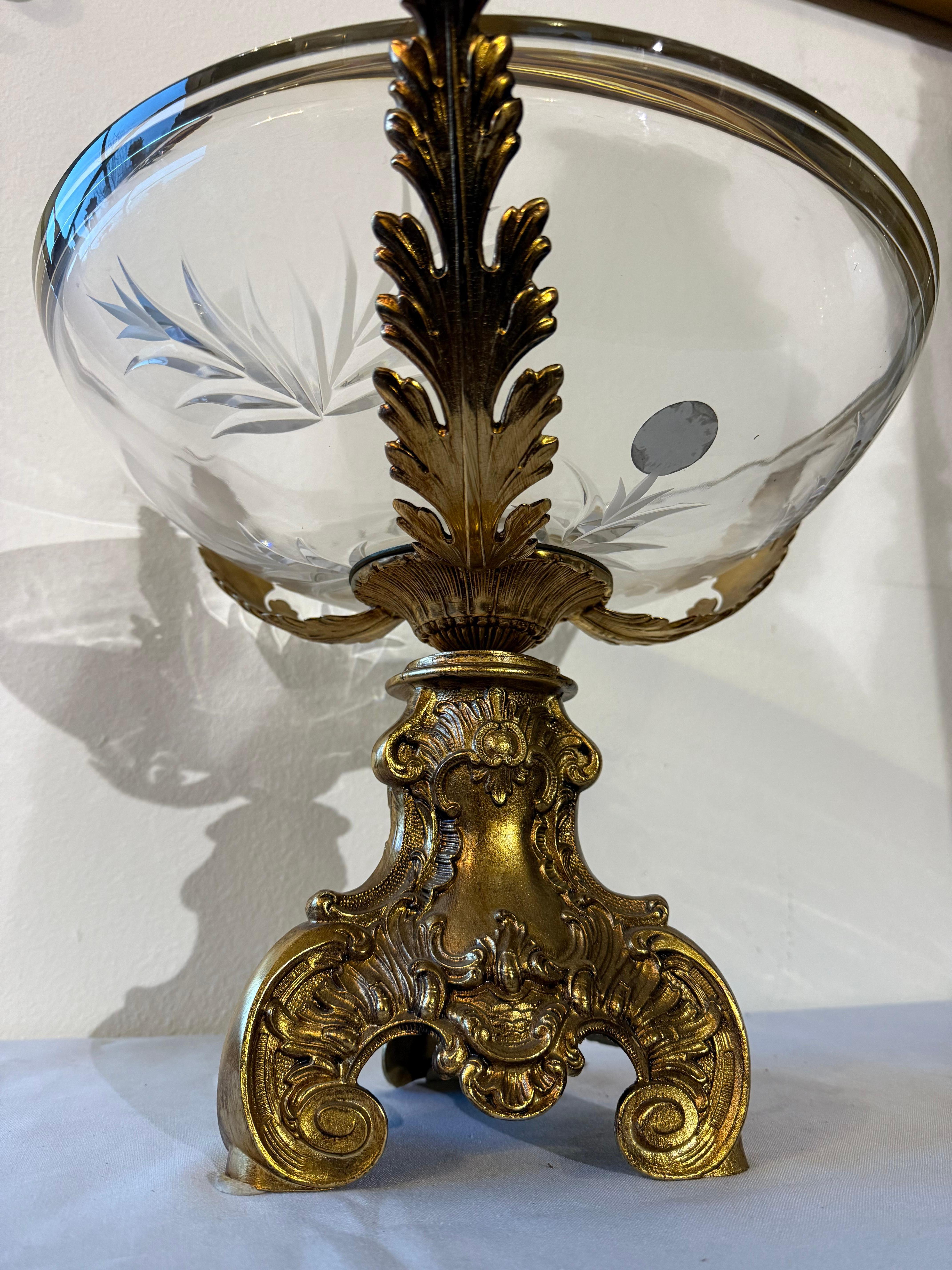 Noué à la main Luxueux centre de table en bronze doré et cristal dans le style de la Renaissance italienne en vente