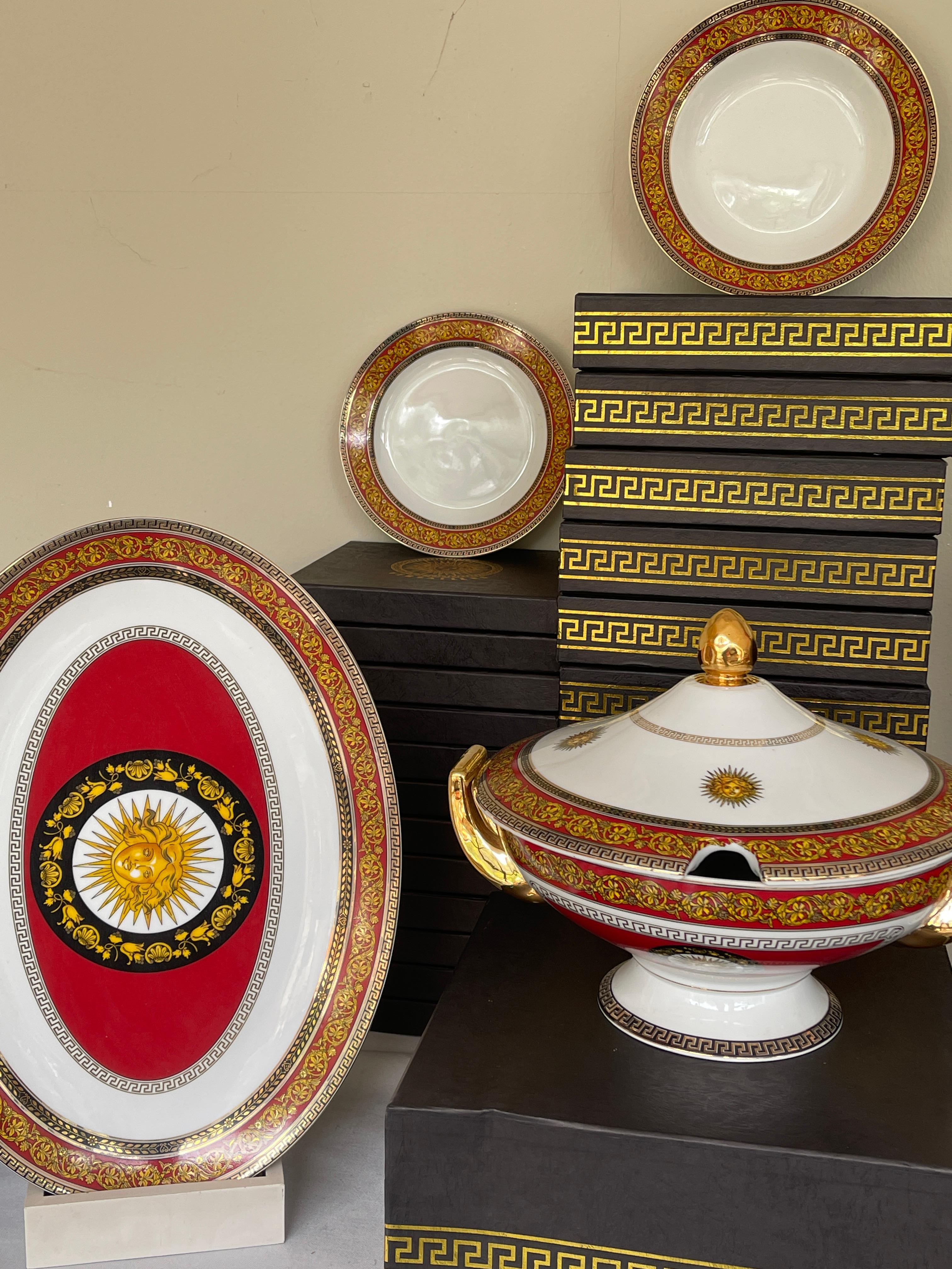 Luxuriöses italienisches Porzellan-Essgeschirr im Stil von Versailles aus den 1970er Jahren - Nuevo im Angebot 4