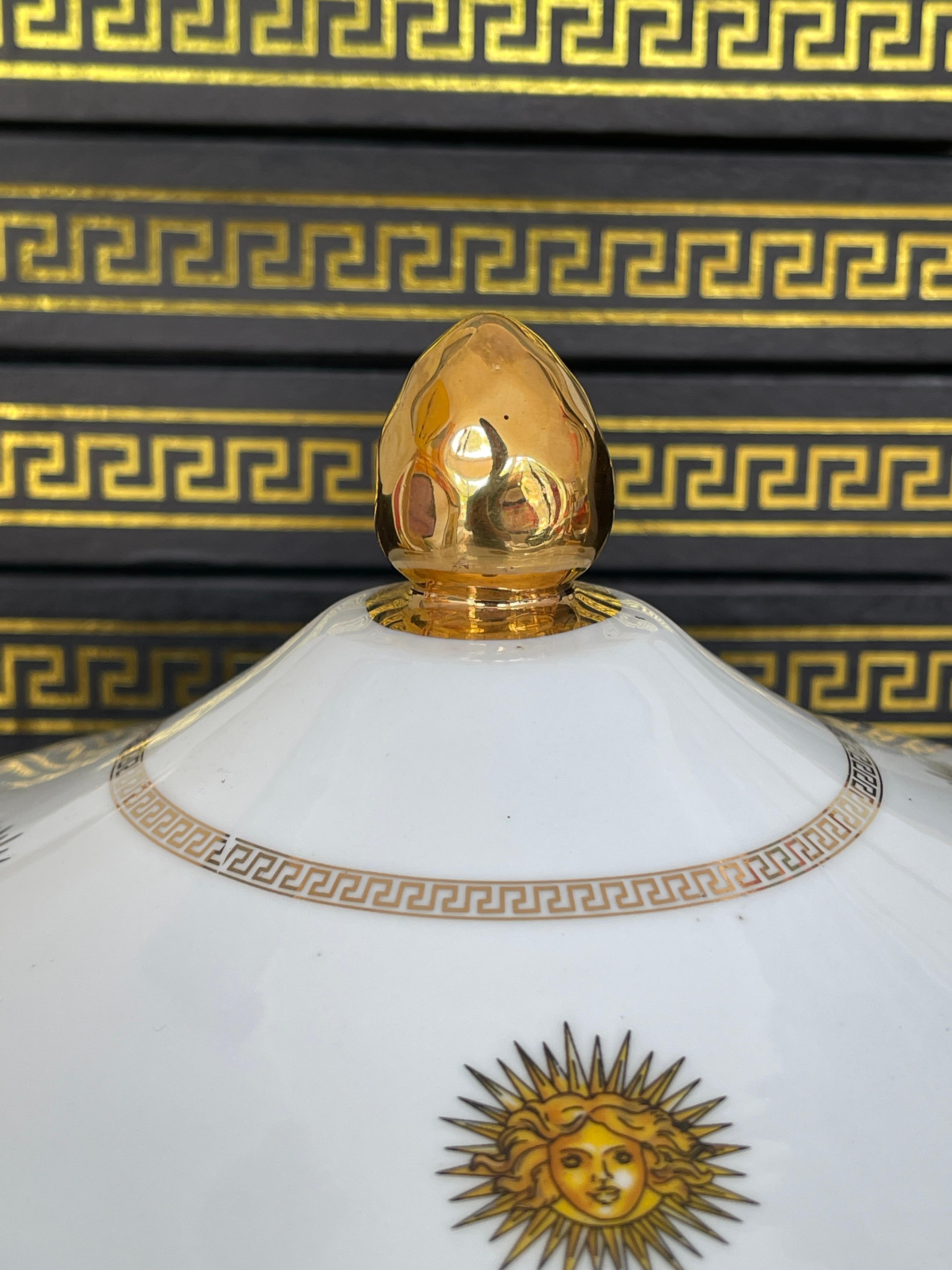 Luxuriöses italienisches Porzellan-Essgeschirr im Stil von Versailles aus den 1970er Jahren - Nuevo im Angebot 5