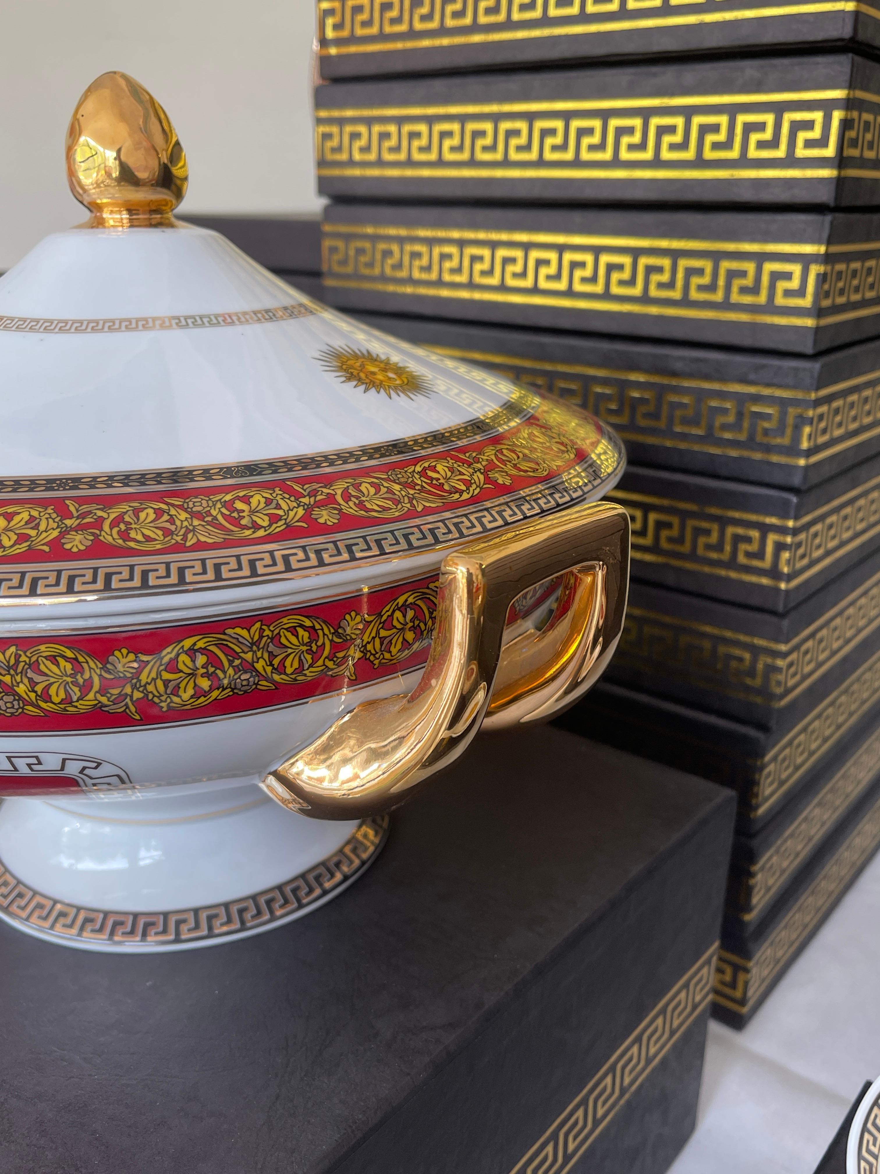 Luxuriöses italienisches Porzellan-Essgeschirr im Stil von Versailles aus den 1970er Jahren - Nuevo im Angebot 6