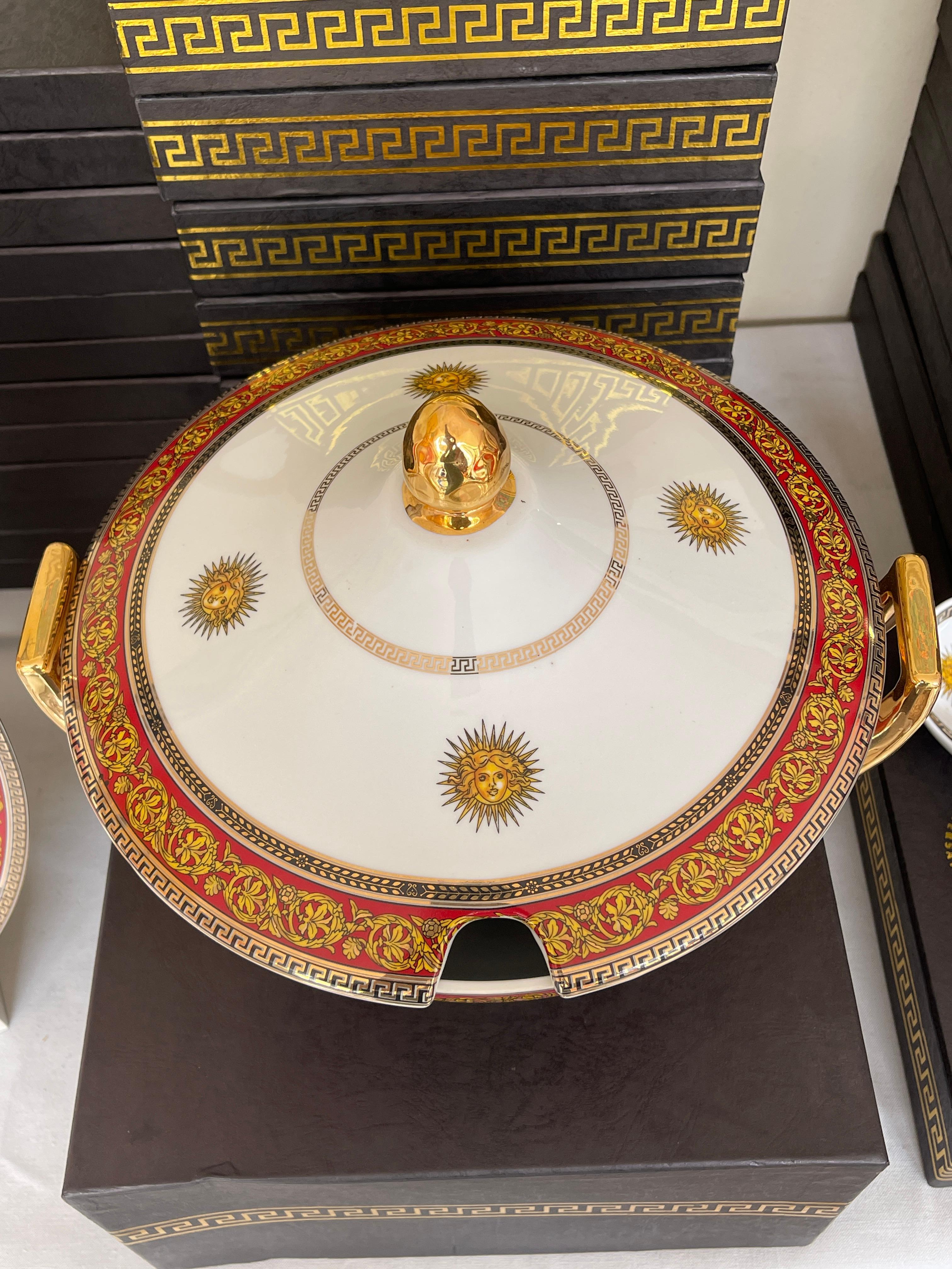 Luxuriöses italienisches Porzellan-Essgeschirr im Stil von Versailles aus den 1970er Jahren - Nuevo im Angebot 9