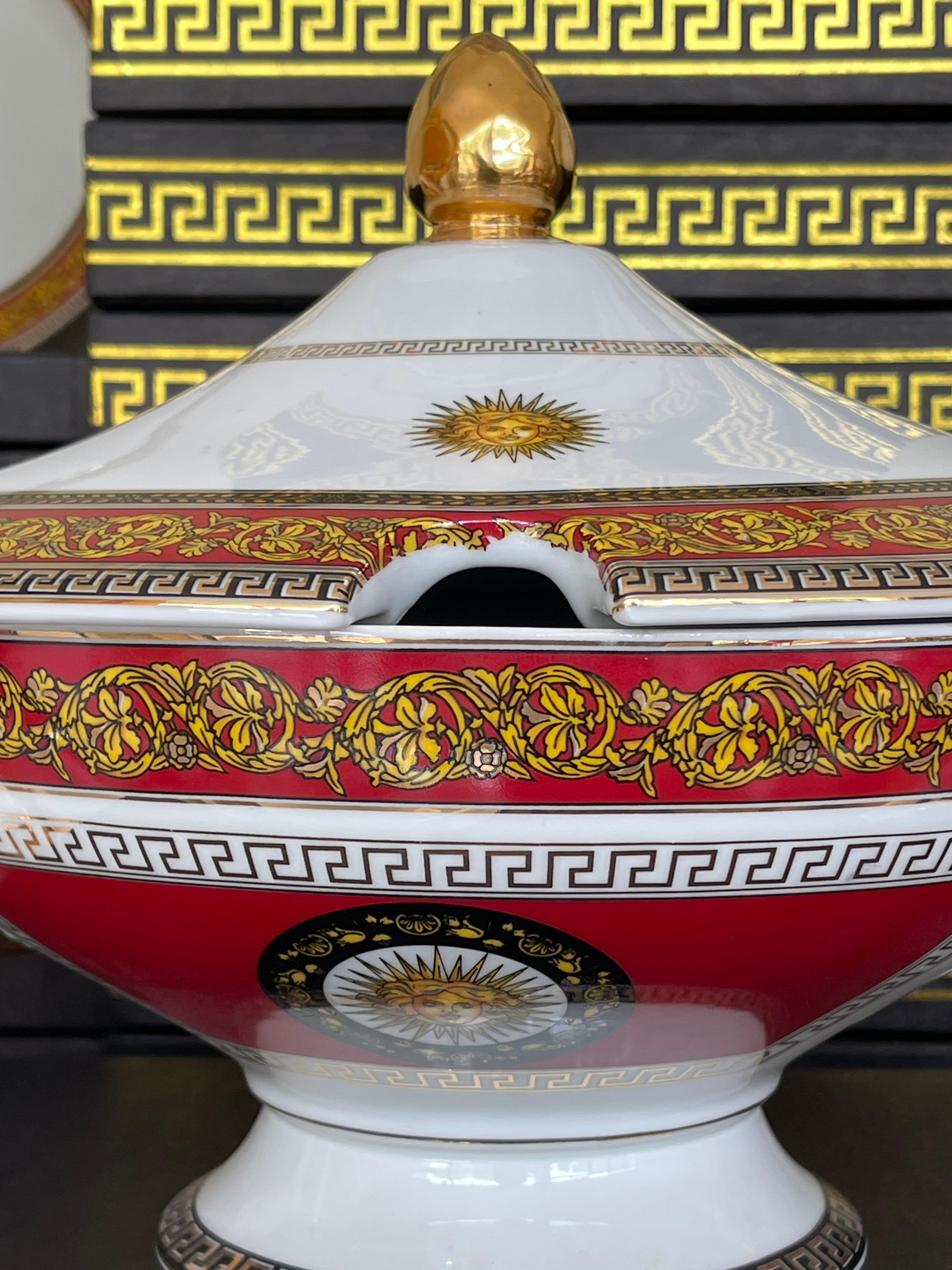Luxuriöses italienisches Porzellan-Essgeschirr im Stil von Versailles aus den 1970er Jahren - Nuevo im Angebot 10