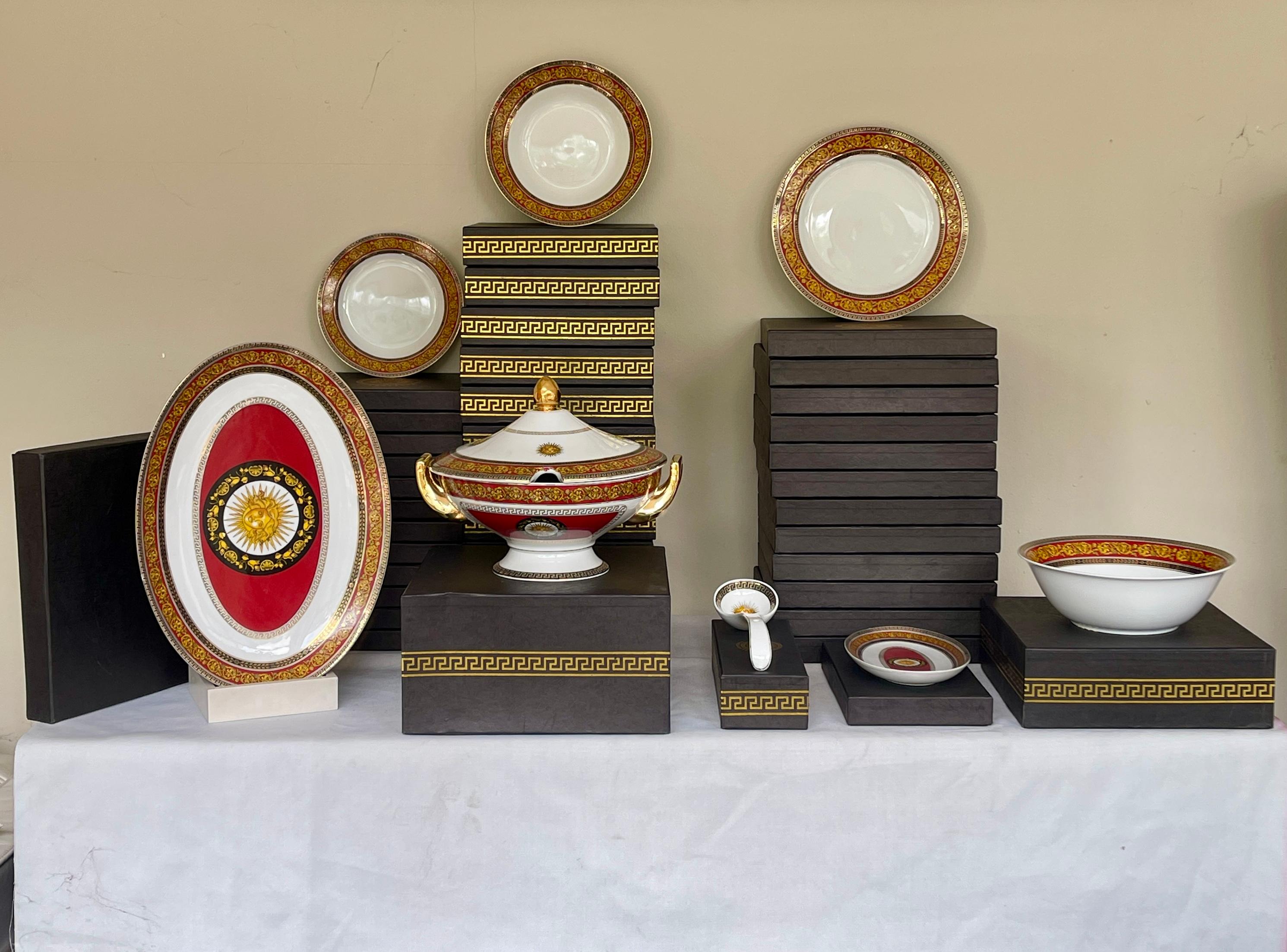 Luxuriöses italienisches Porzellan-Essgeschirr im Stil von Versailles aus den 1970er Jahren - Nuevo (Art nouveau) im Angebot