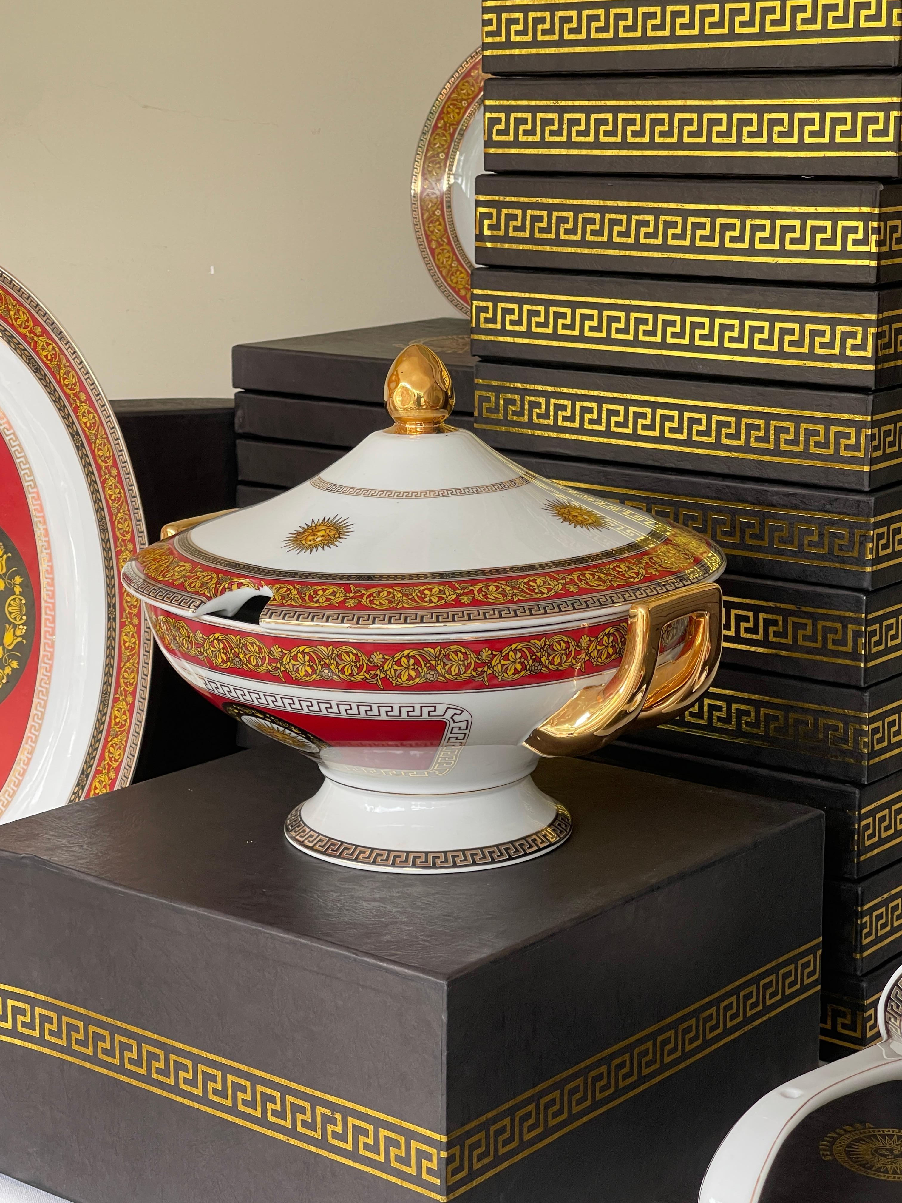 Luxuriöses italienisches Porzellan-Essgeschirr im Stil von Versailles aus den 1970er Jahren - Nuevo (Italian) im Angebot