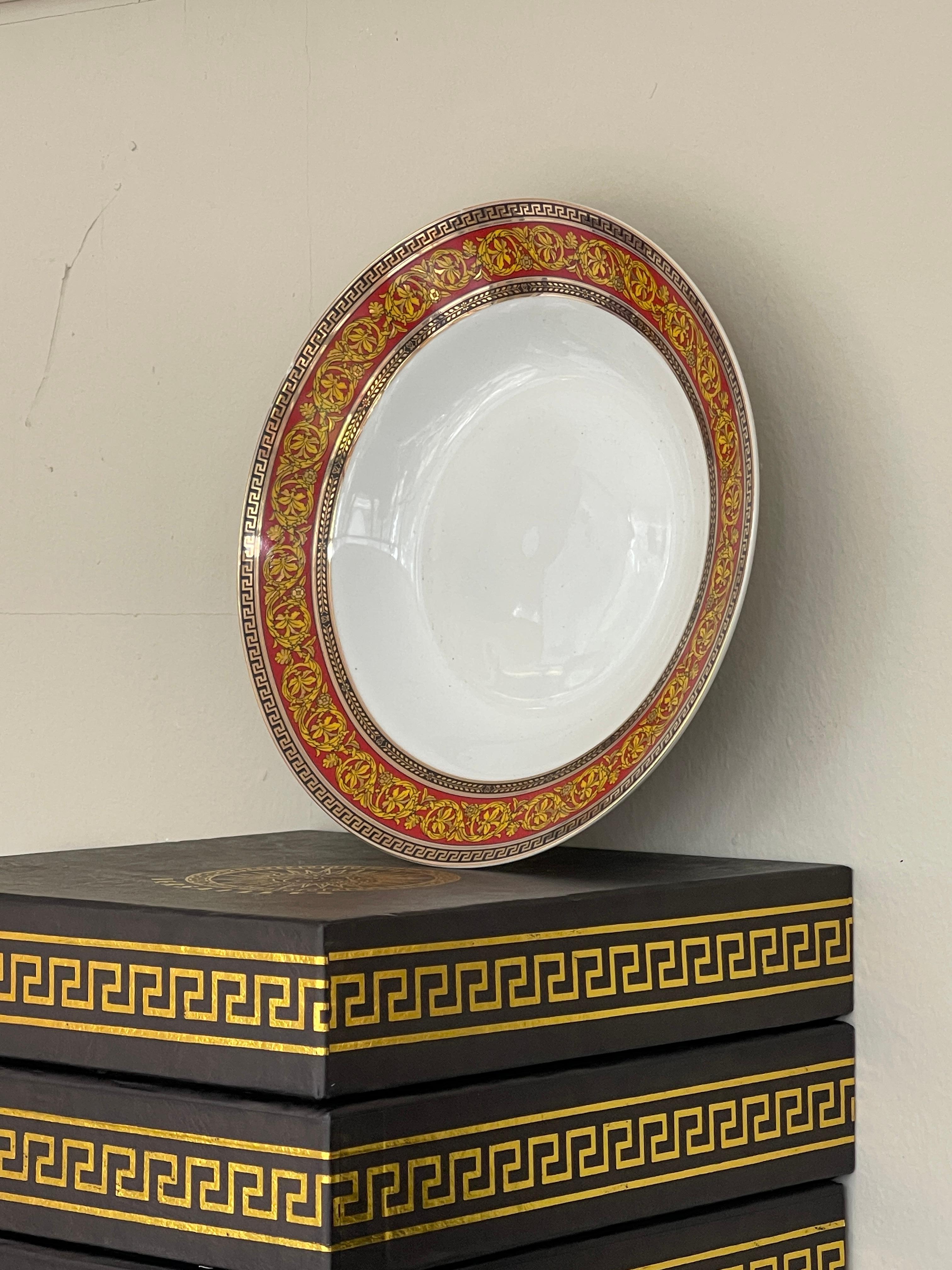 Luxuriöses italienisches Porzellan-Essgeschirr im Stil von Versailles aus den 1970er Jahren - Nuevo (20th Century) im Angebot