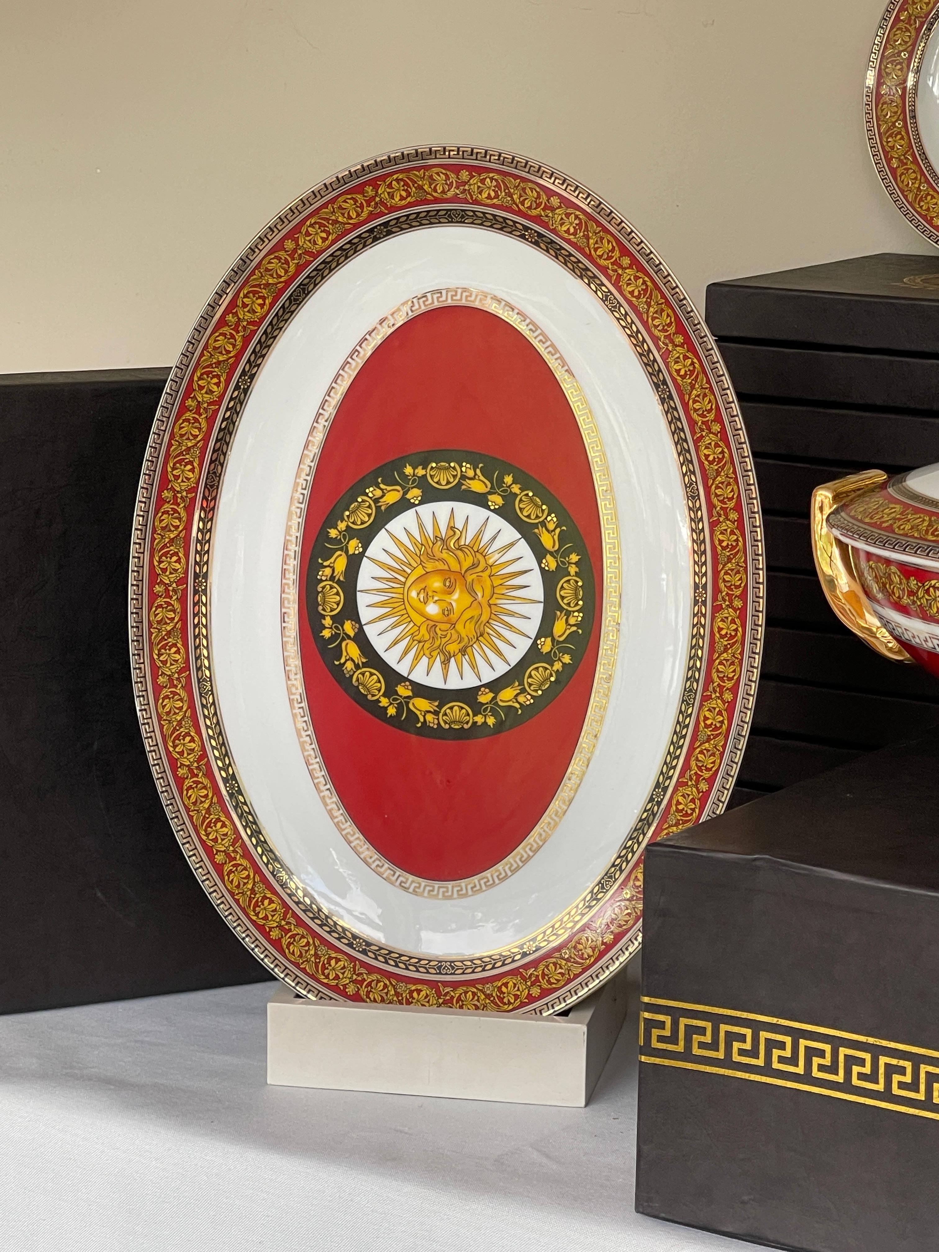 Luxuriöses italienisches Porzellan-Essgeschirr im Stil von Versailles aus den 1970er Jahren - Nuevo im Angebot 1