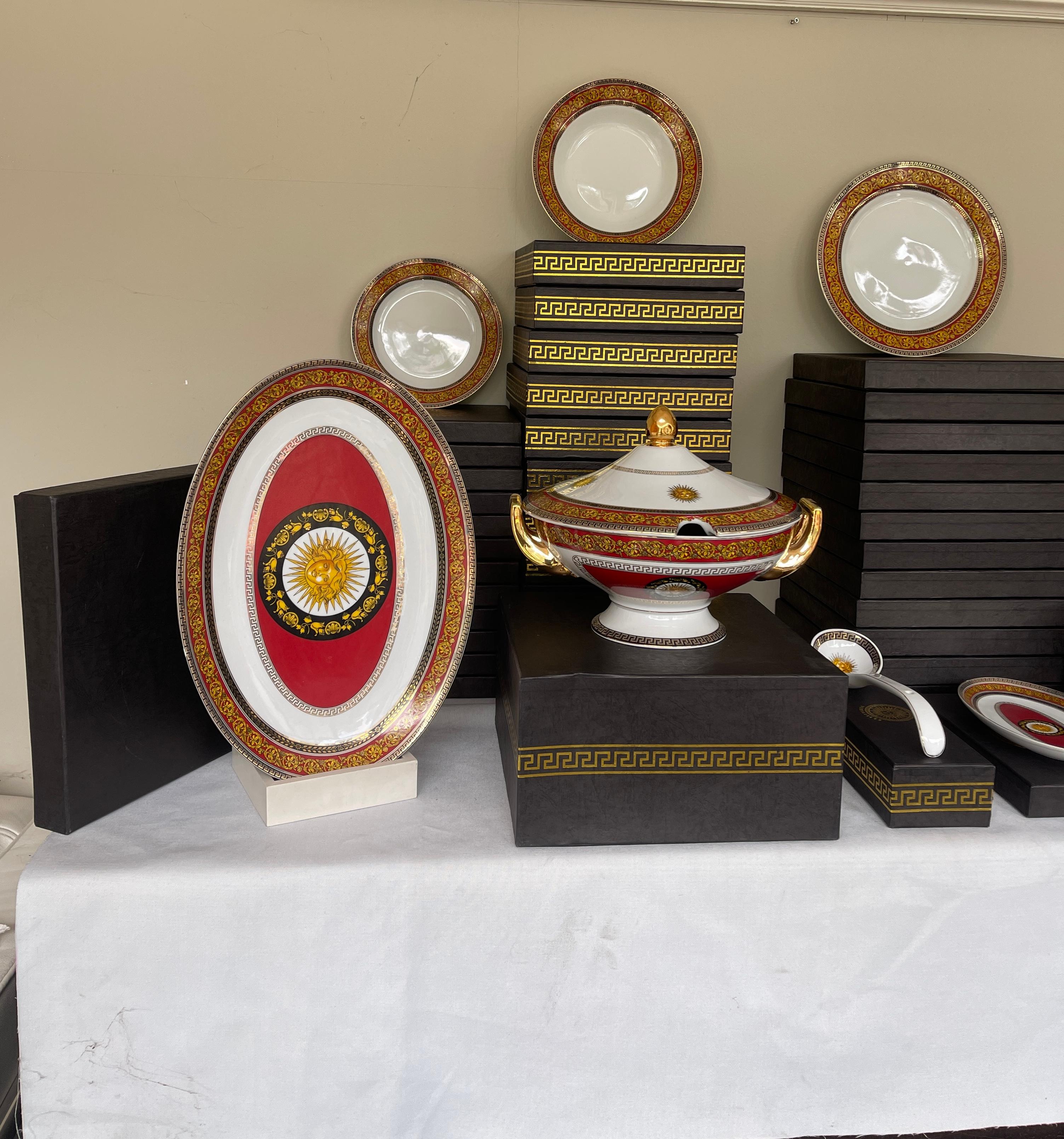 Luxuriöses italienisches Porzellan-Essgeschirr im Stil von Versailles aus den 1970er Jahren - Nuevo im Angebot 2