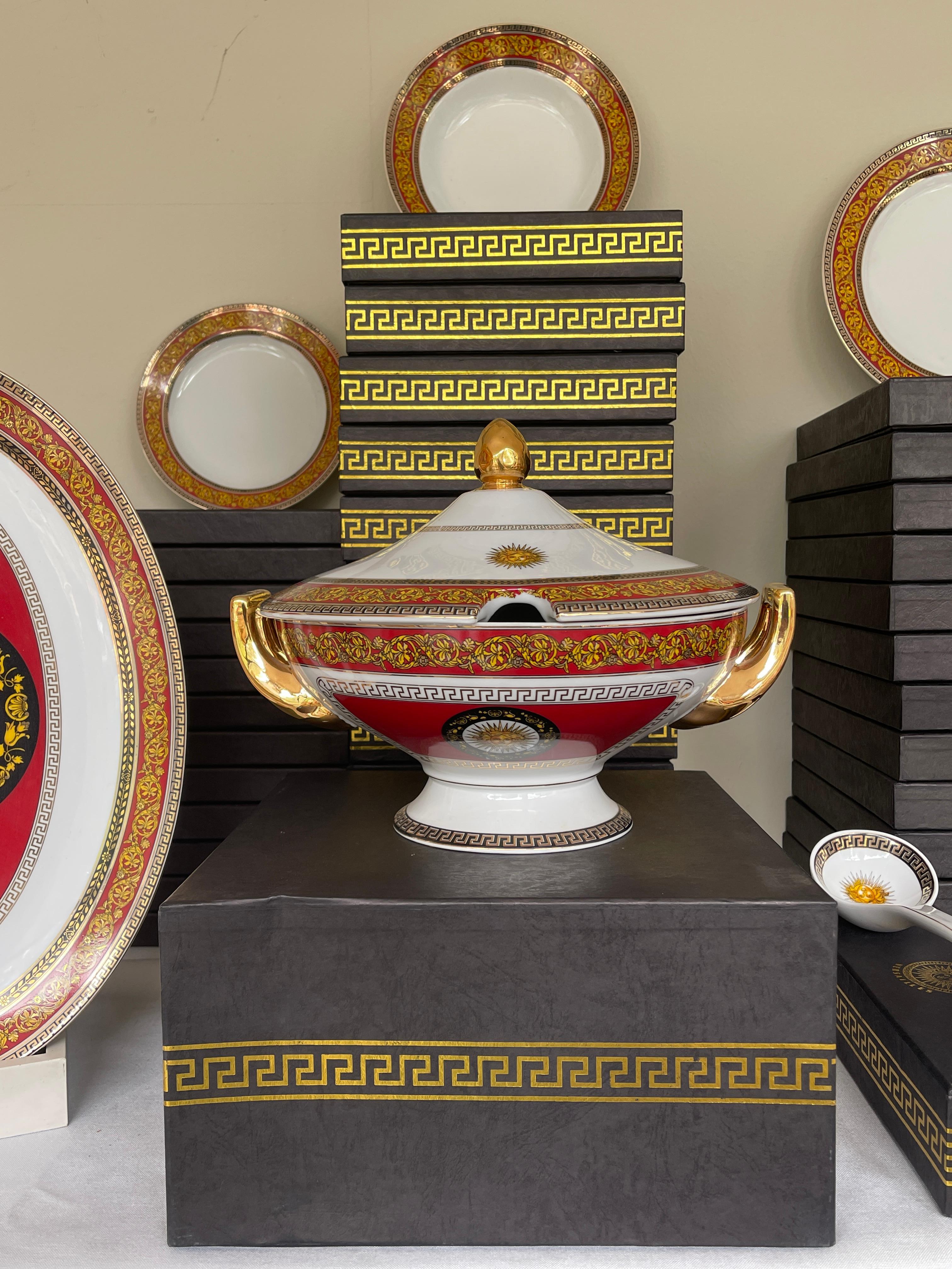 Luxuriöses italienisches Porzellan-Essgeschirr im Stil von Versailles aus den 1970er Jahren - Nuevo im Angebot 3