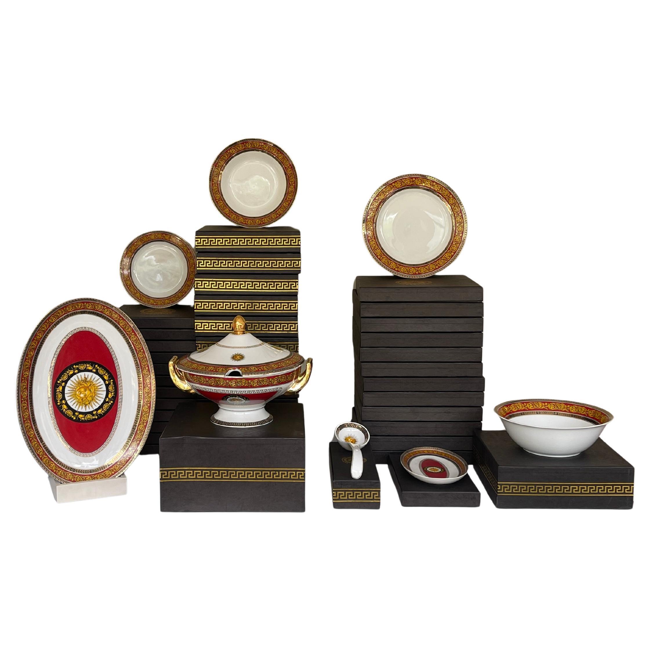 Luxuriöses italienisches Porzellan-Essgeschirr im Stil von Versailles aus den 1970er Jahren - Nuevo im Angebot