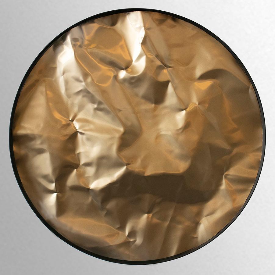 El medallón de brillo es una plancha de aluminio moldeada a mano, doblada y plegada cuidadosamente para crear un efecto ondulado en la superficie. Esta pieza es un bello complemento para las paredes que necesitan textura e interés visual. Las