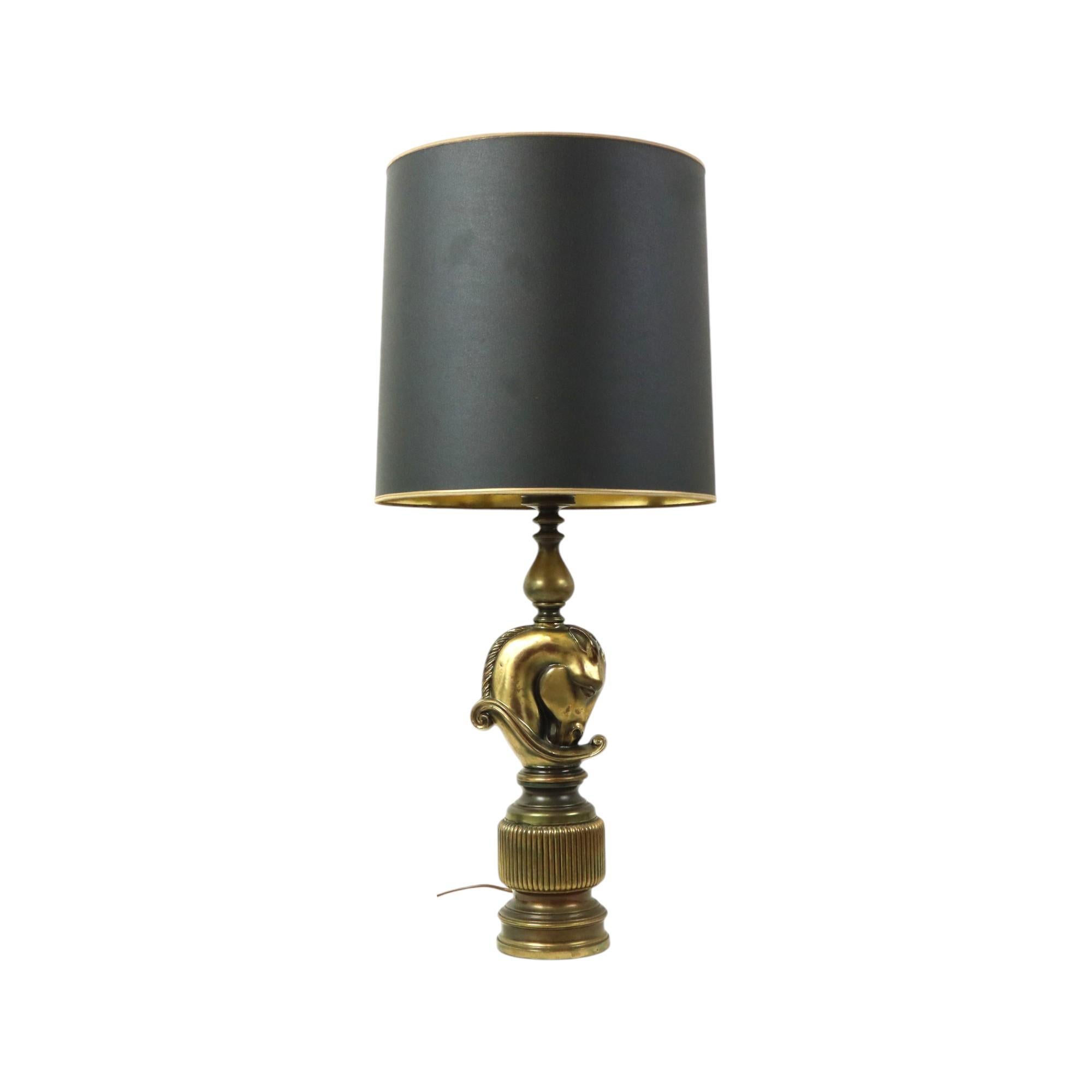 Beeindruckende Vintage-Pferdekopf-Tischlampe aus Messing mit schwarzem zylindrischem Stoffschirm, der innen goldfarben ist, von Lusterie Deknudt, Hollywood Regency Designobjekt aus den 1970er Jahren, Belgien.

Das belgische Unternehmen Deknudt, das