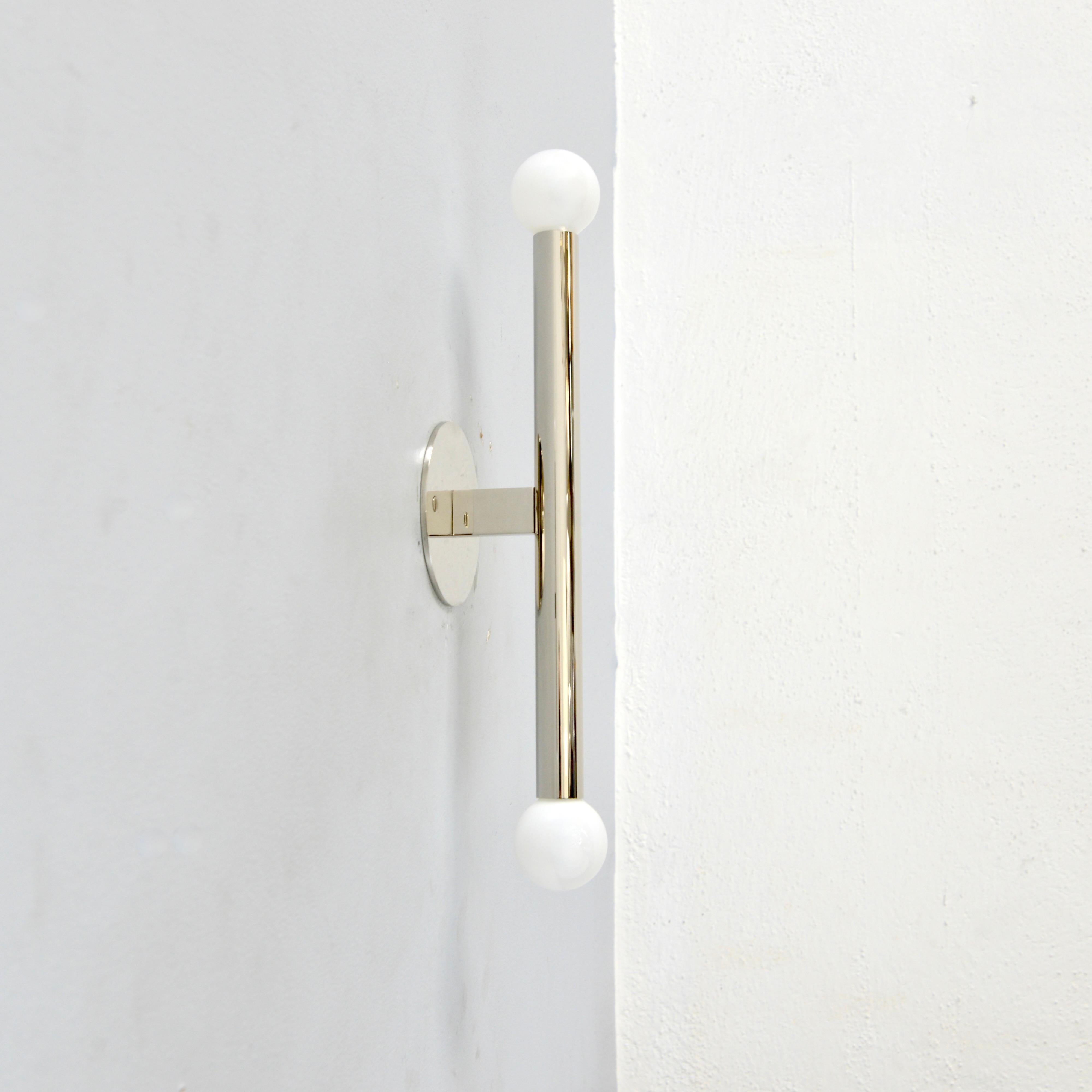 El aplique LUstick es un aplique tubular simple de latón que forma parte de nuestra colección contemporánea Lumfardo Luminaires. El candelabro LUstick, totalmente de latón, está acabado en níquel pulido. Inspirado en el diseño italiano de mediados