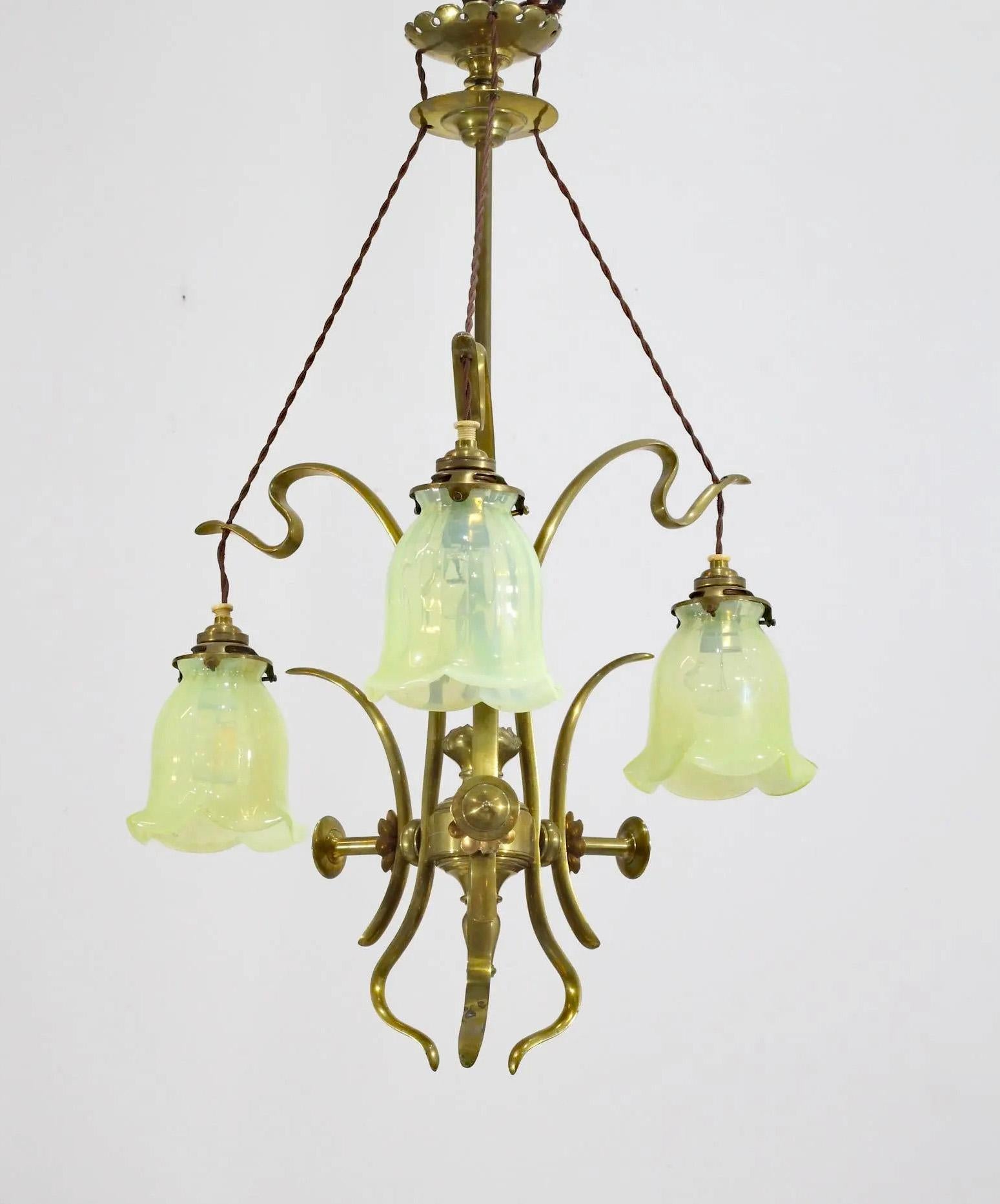 Attribué à William Arthur Smith (W.A.S.) BENSON (1854-1924)
Rare lustre à trois lumières avec une monture en laiton et un réflecteur en forme de tulipe en verre opalin appelé 