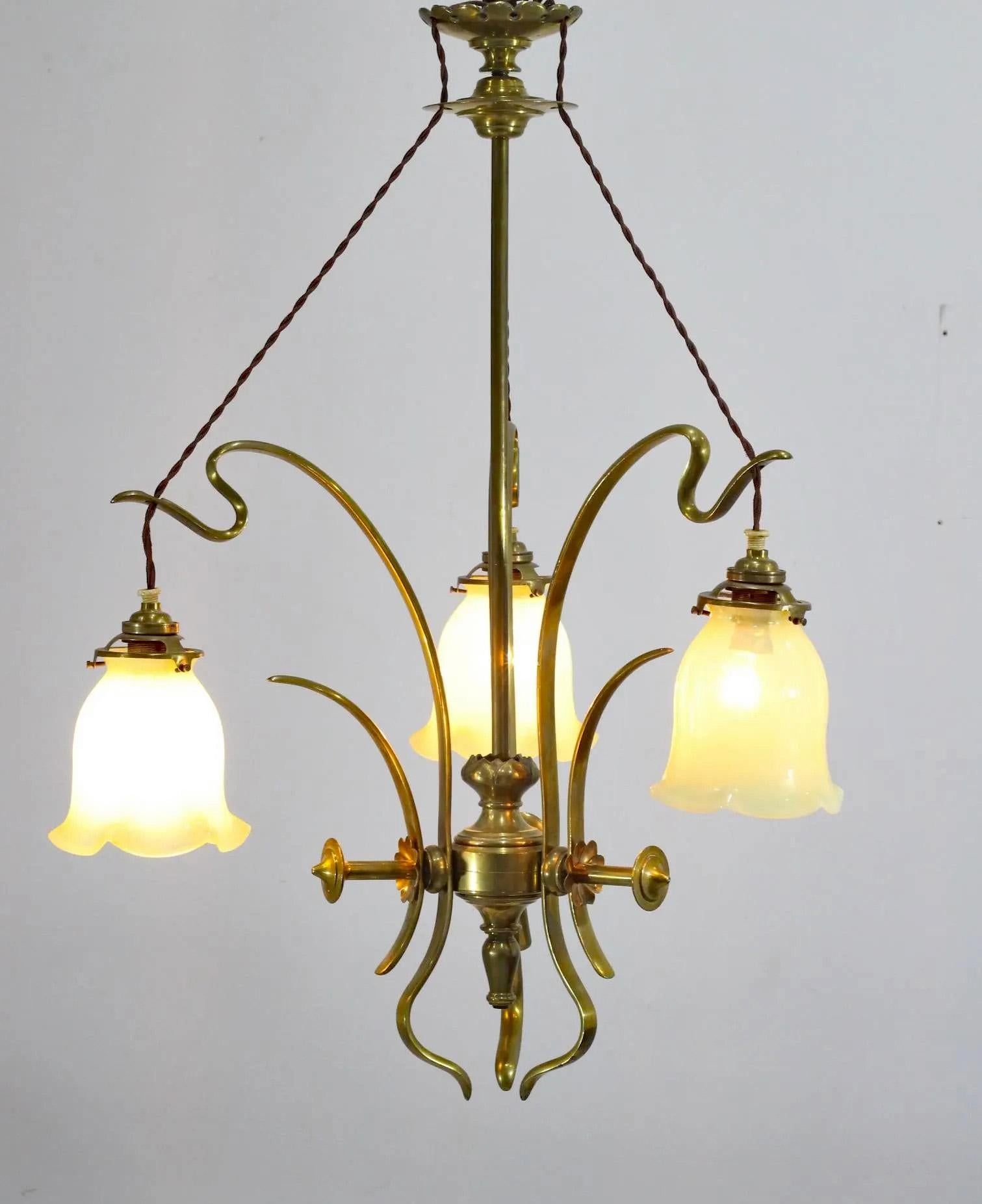 Britannique Lustre à trois bras de lumières attribué à William Arthur Smith (W.A.S.) BENSON en vente