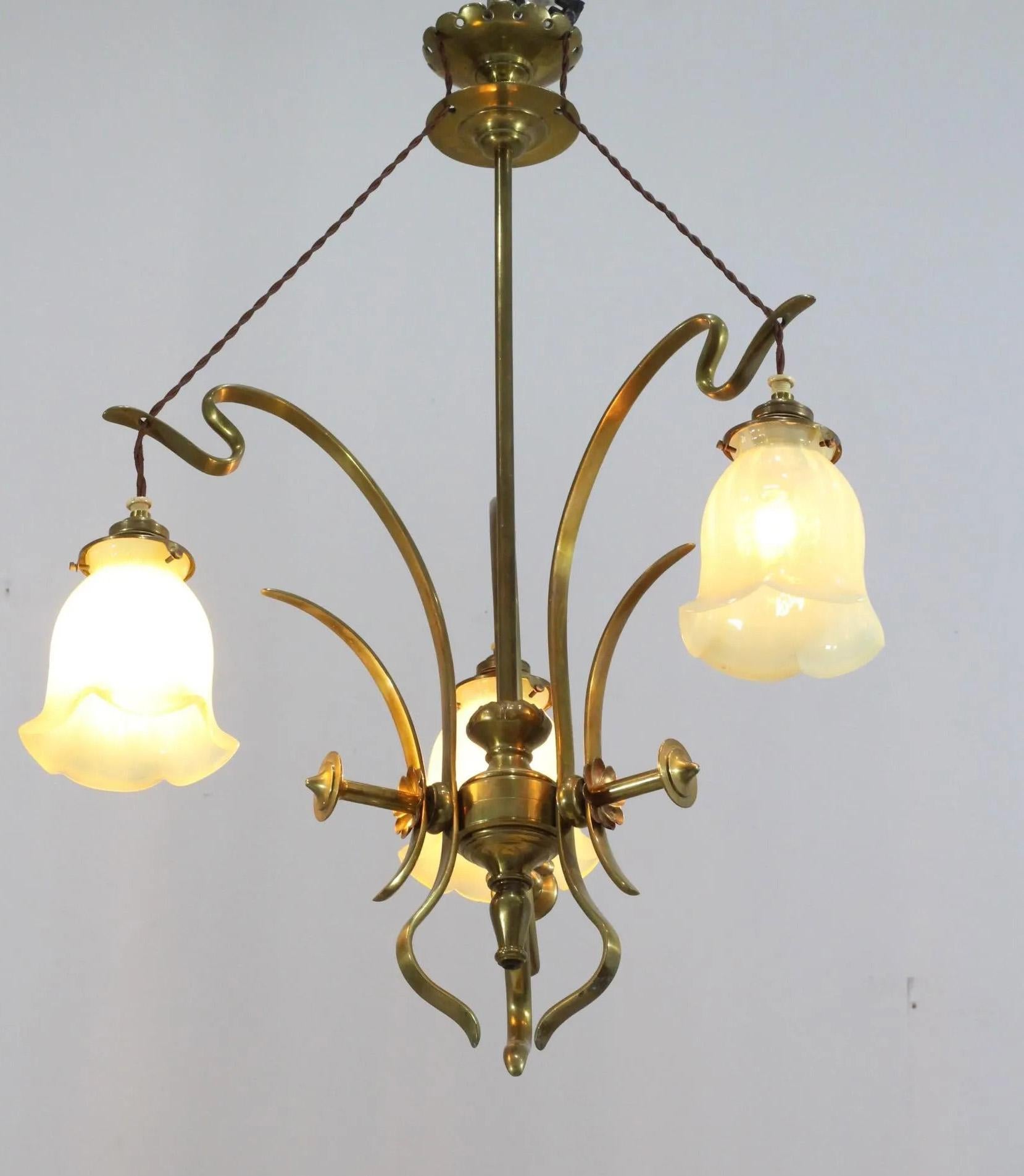 Lustre à trois bras de lumières attribué à William Arthur Smith (W.A.S.) BENSON Bon état - En vente à Mouscron, WHT