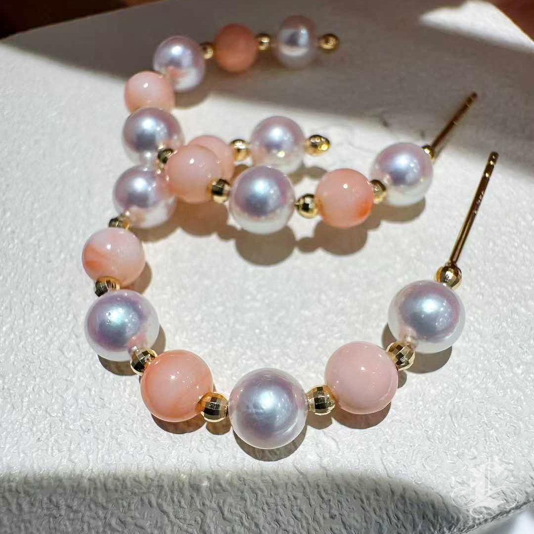 Arco di lucentezza Orecchini a cerchio con perle Aurora Akoya e corallo MOMO in oro 18 carati In condizioni Nuovo in vendita a New York, NY