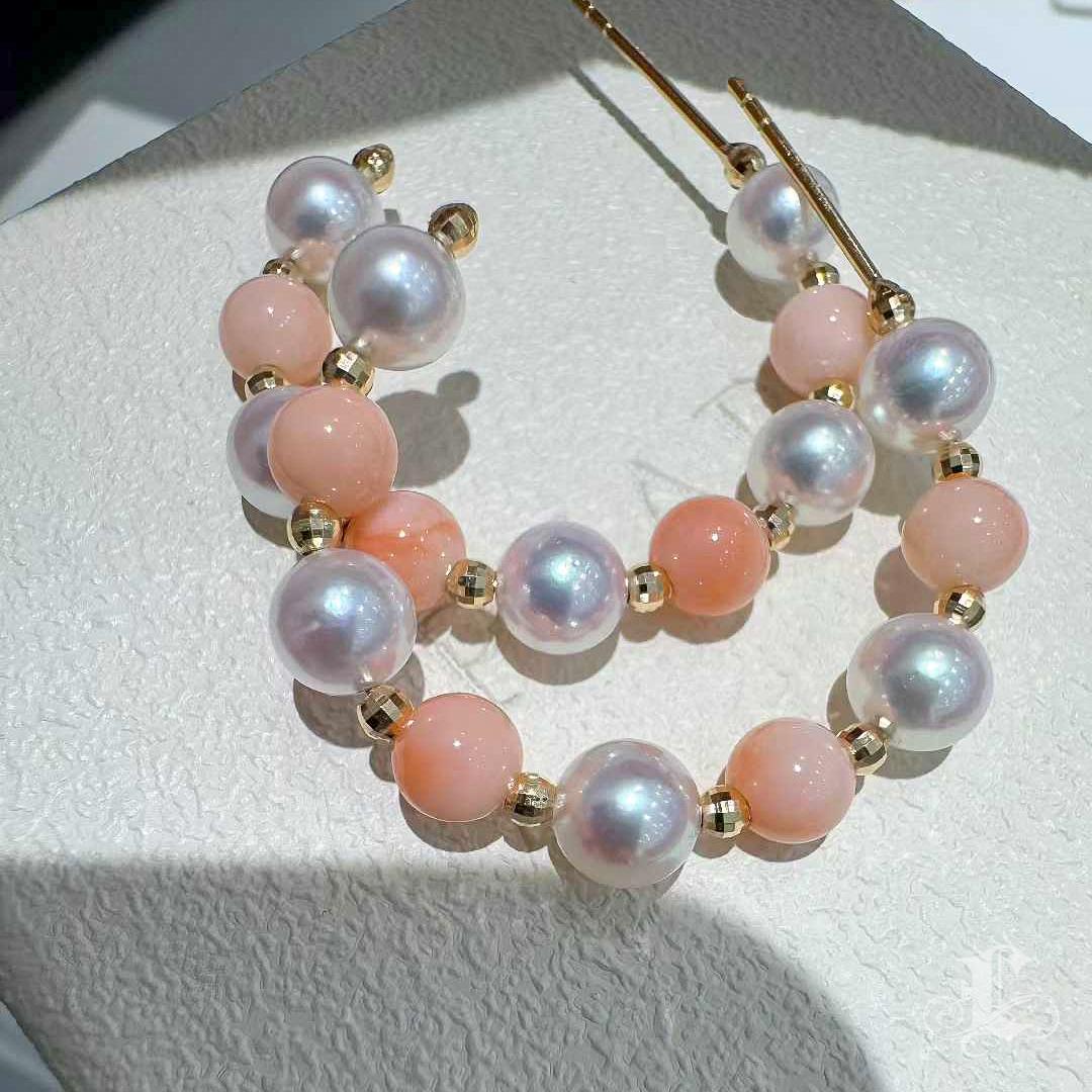 Donna Arco di lucentezza Orecchini a cerchio con perle Aurora Akoya e corallo MOMO in oro 18 carati in vendita