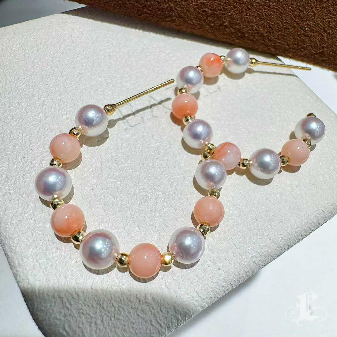 Arco di lucentezza Orecchini a cerchio con perle Aurora Akoya e corallo MOMO in oro 18 carati in vendita 2