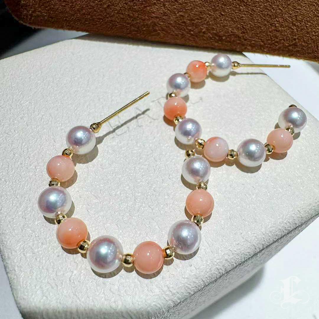 Arco di lucentezza Orecchini a cerchio con perle Aurora Akoya e corallo MOMO in oro 18 carati in vendita 3
