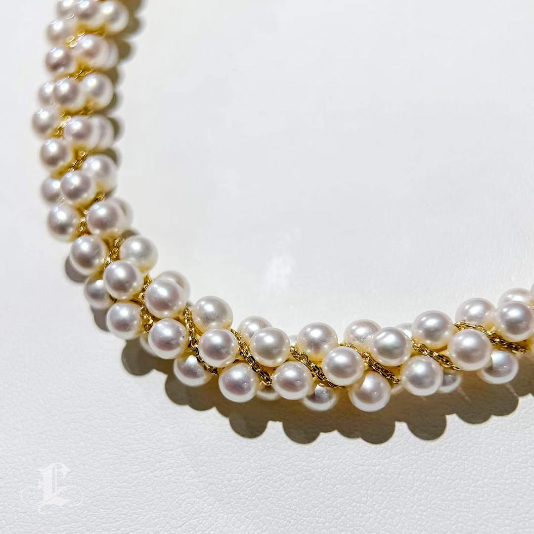 Arco di lucentezza TASAKI - Collana di perle Akoya a doppio filo filettato in vendita 2