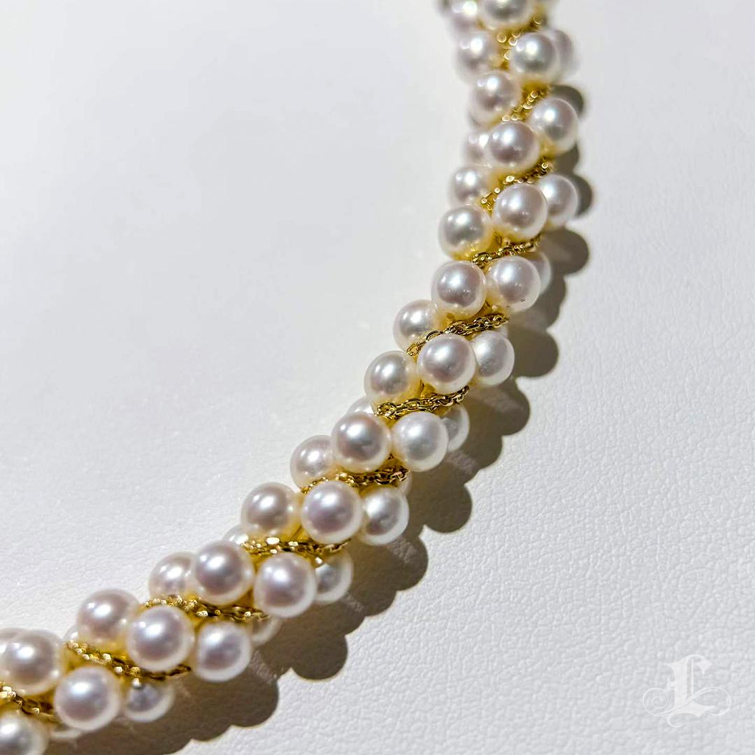 Arco di lucentezza TASAKI - Collana di perle Akoya a doppio filo filettato in vendita 3