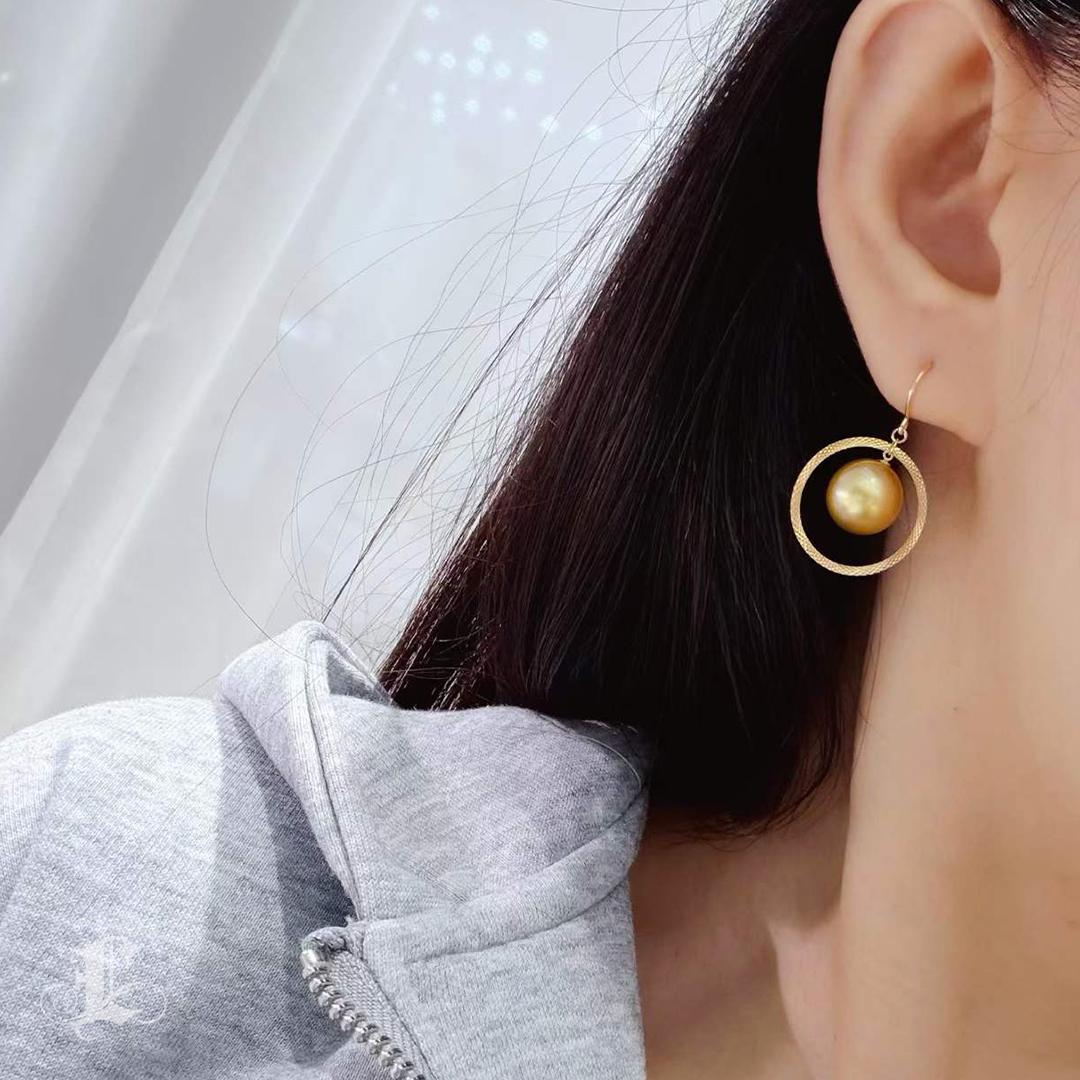 【Lustre Arc】18K Gold Halo Südseeperlen-Ohrringe (Ungeschliffen) im Angebot