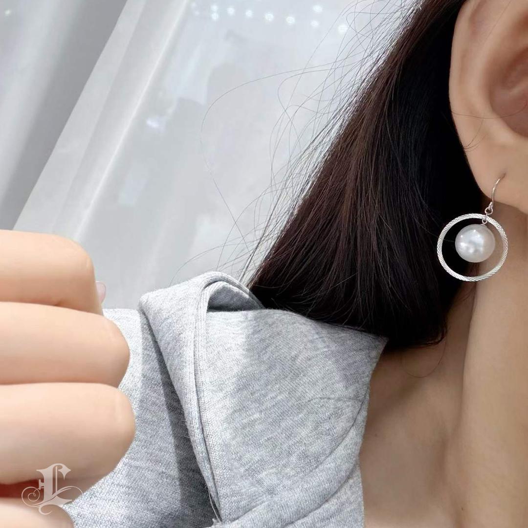 Non taillé 【Lustre Arc】18K Boucles d'oreilles Halo en or avec perles des mers du Sud en vente
