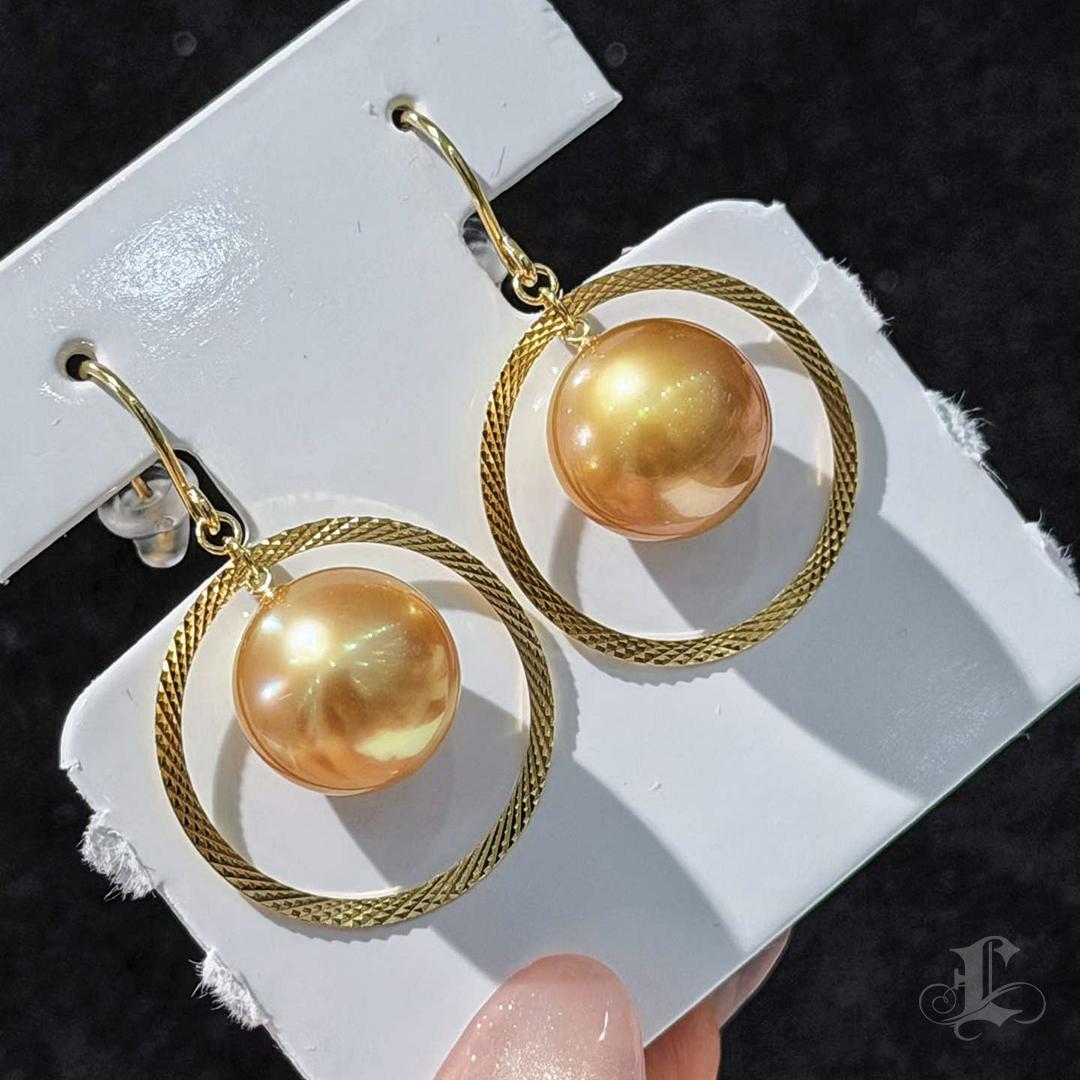 【Lustre Arc】18K Gold Halo Südseeperlen-Ohrringe Damen im Angebot