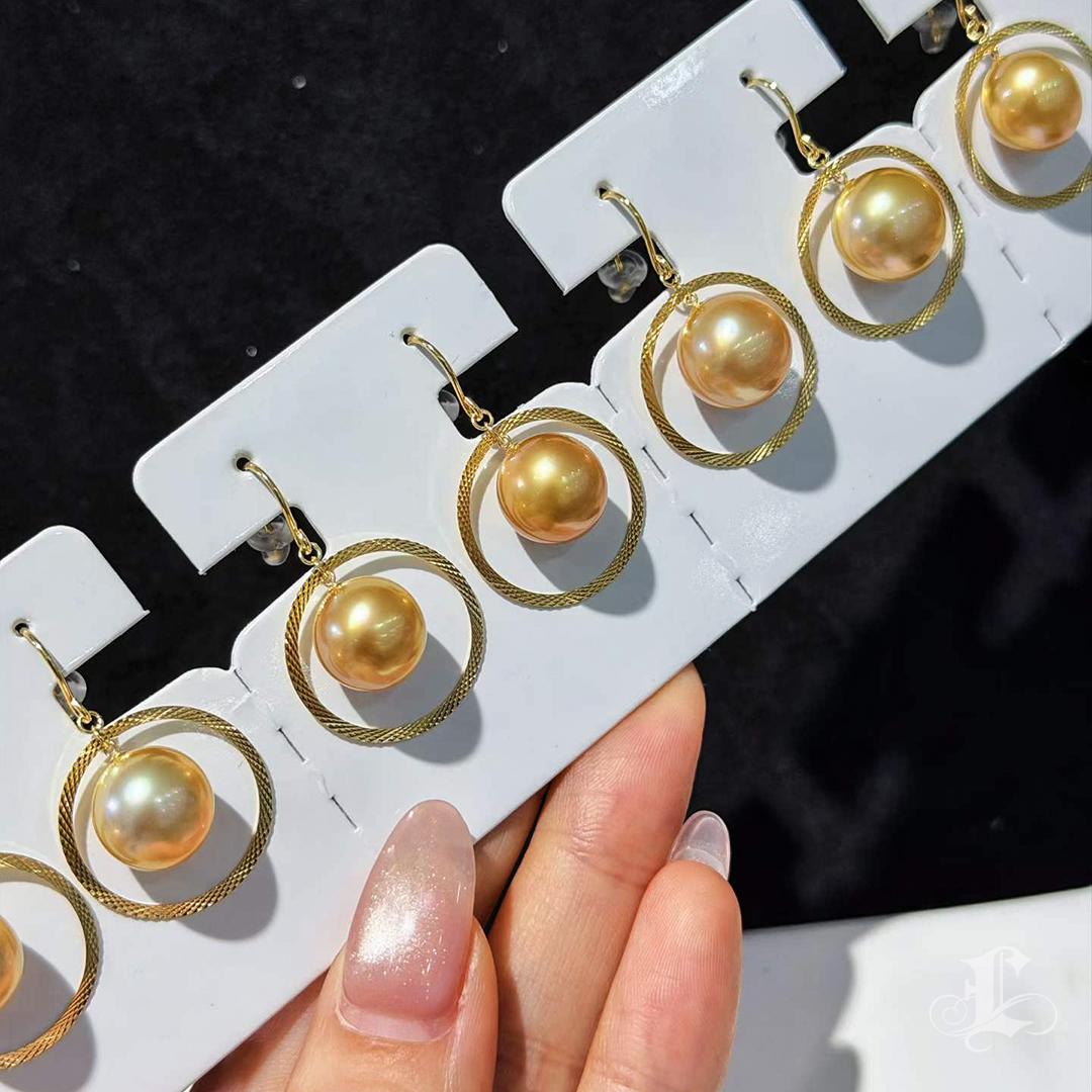 【Lustre Arc】18K Gold Halo Südseeperlen-Ohrringe im Angebot 1