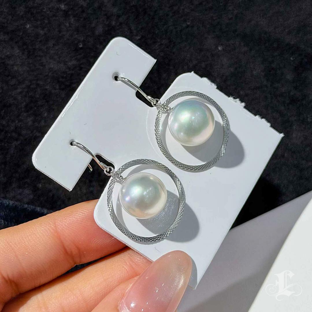 【Lustre Arc】18K Boucles d'oreilles Halo en or avec perles des mers du Sud en vente 1