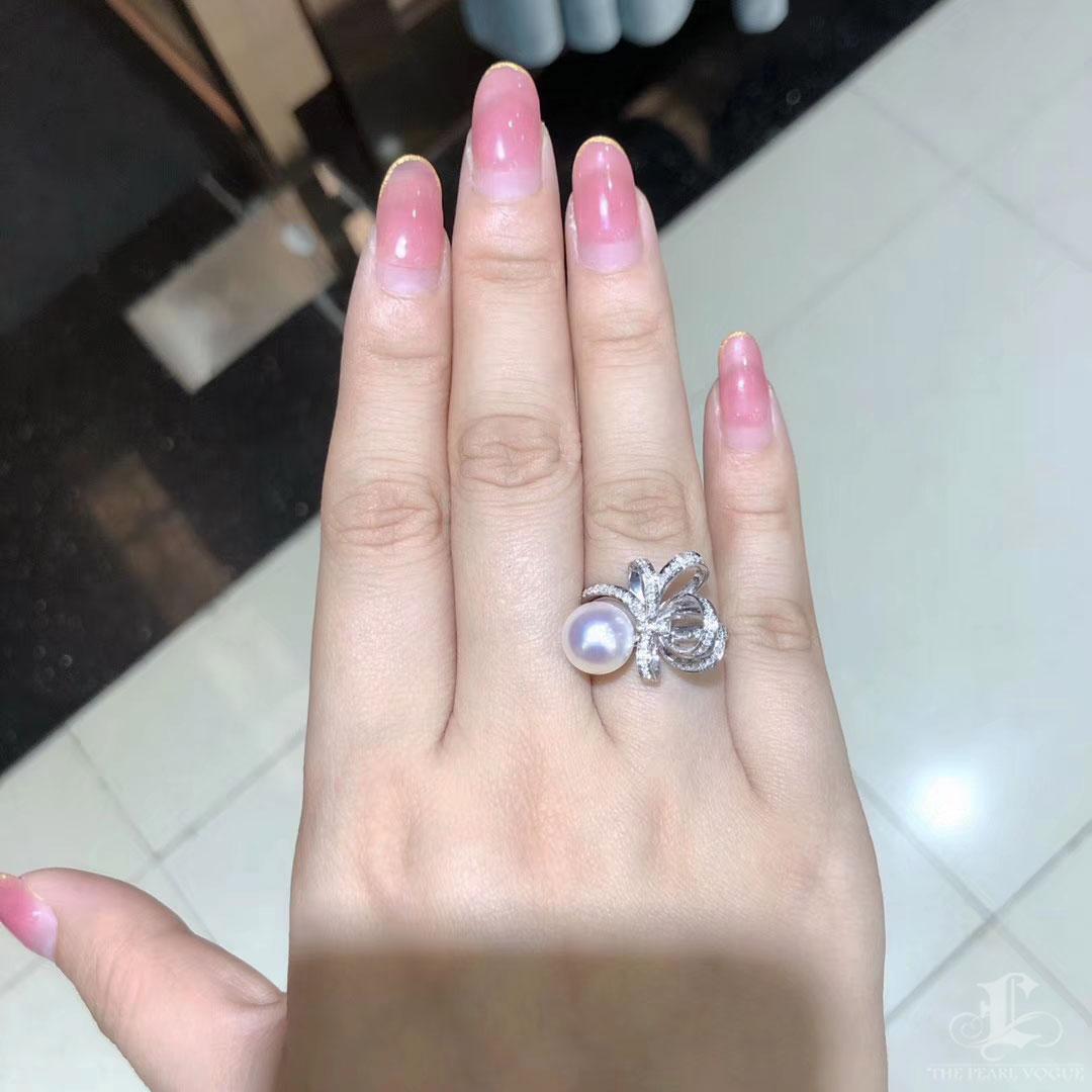 【Lustre Arc】Akoya Perlenring mit Diamantschleife, 9-9,5 mm AAA Rose Overtone (Ungeschliffen) im Angebot