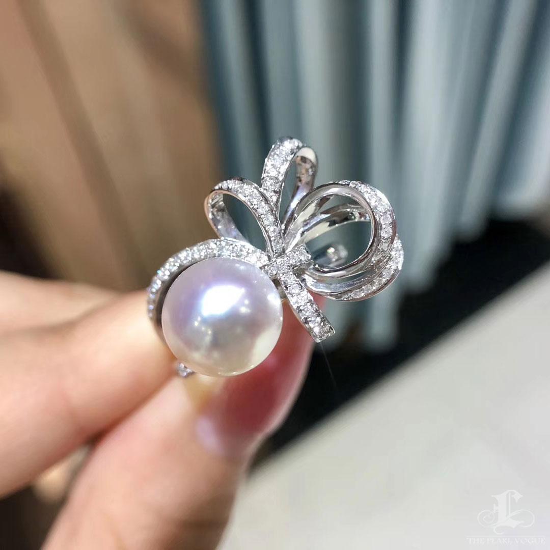 【Lustre Arc】Akoya Perlenring mit Diamantschleife, 9-9,5 mm AAA Rose Overtone Damen im Angebot