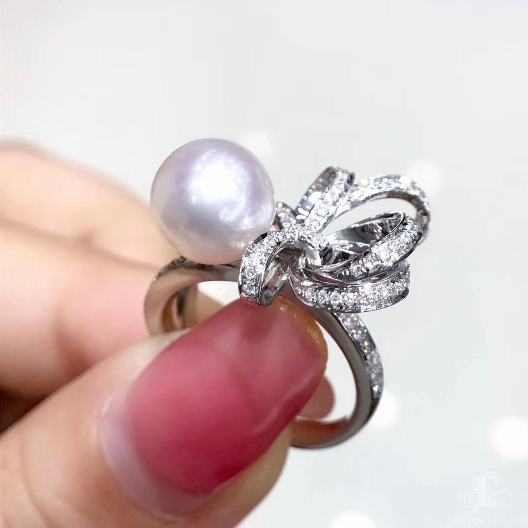 【Lustre Arc】Akoya Perlenring mit Diamantschleife, 9-9,5 mm AAA Rose Overtone im Angebot 1