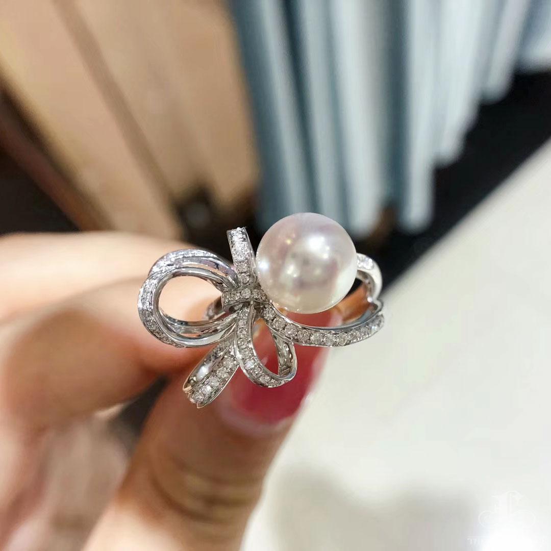 【Lustre Arc】Akoya Perlenring mit Diamantschleife, 9-9,5 mm AAA Rose Overtone im Angebot 3