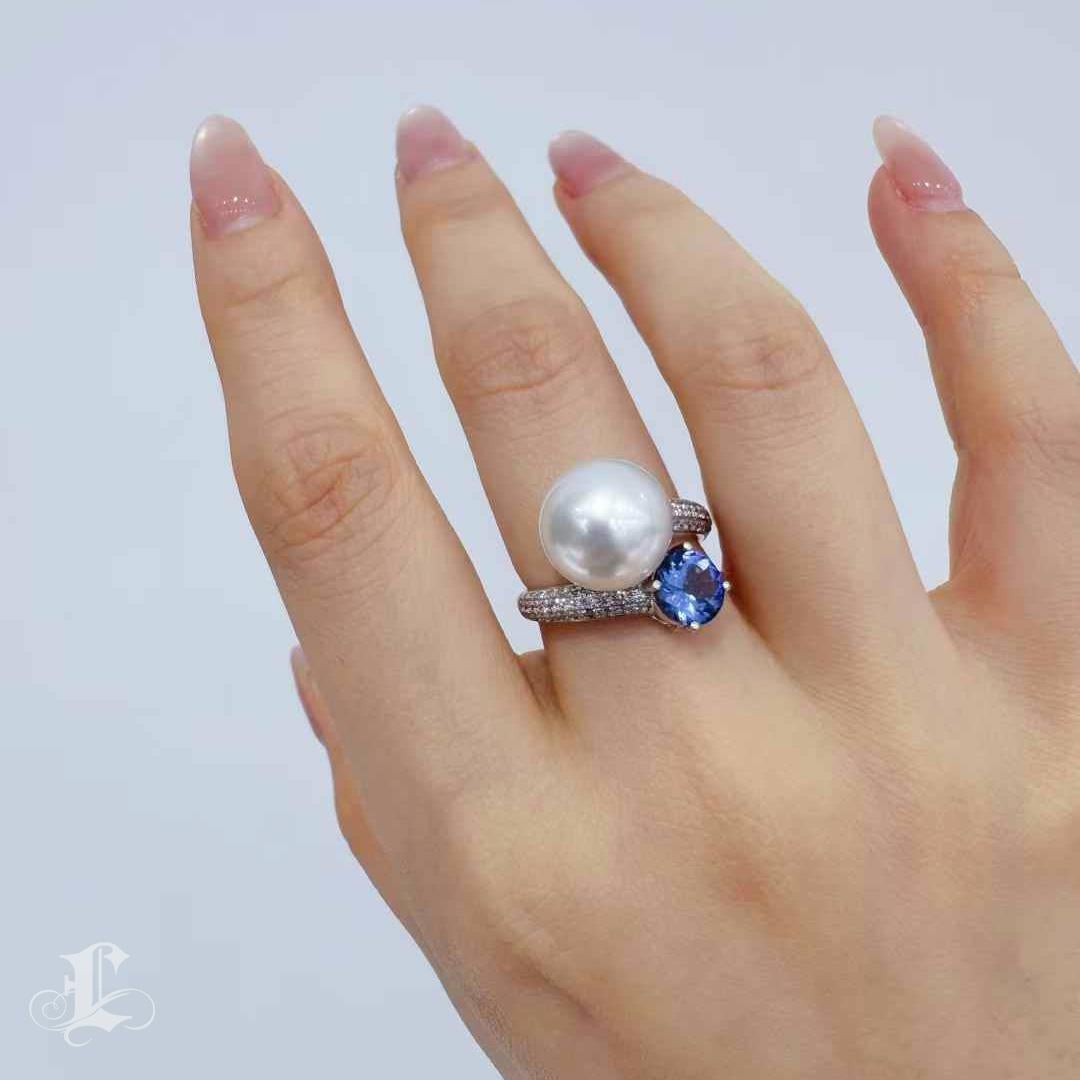 【Lustre Arc】Aurora South Sea Pearl and Royal Blue Tanzanite Diamond Ring For Sale 5