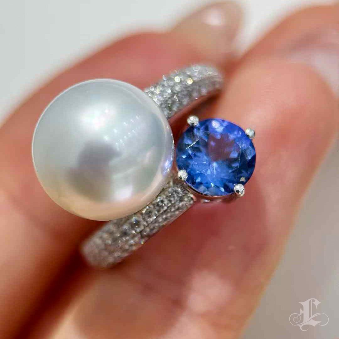 【Lustre Arc】Aurora South Sea Pearl and Royal Blue Tanzanite Diamond Ring In New Condition For Sale In New York, NY