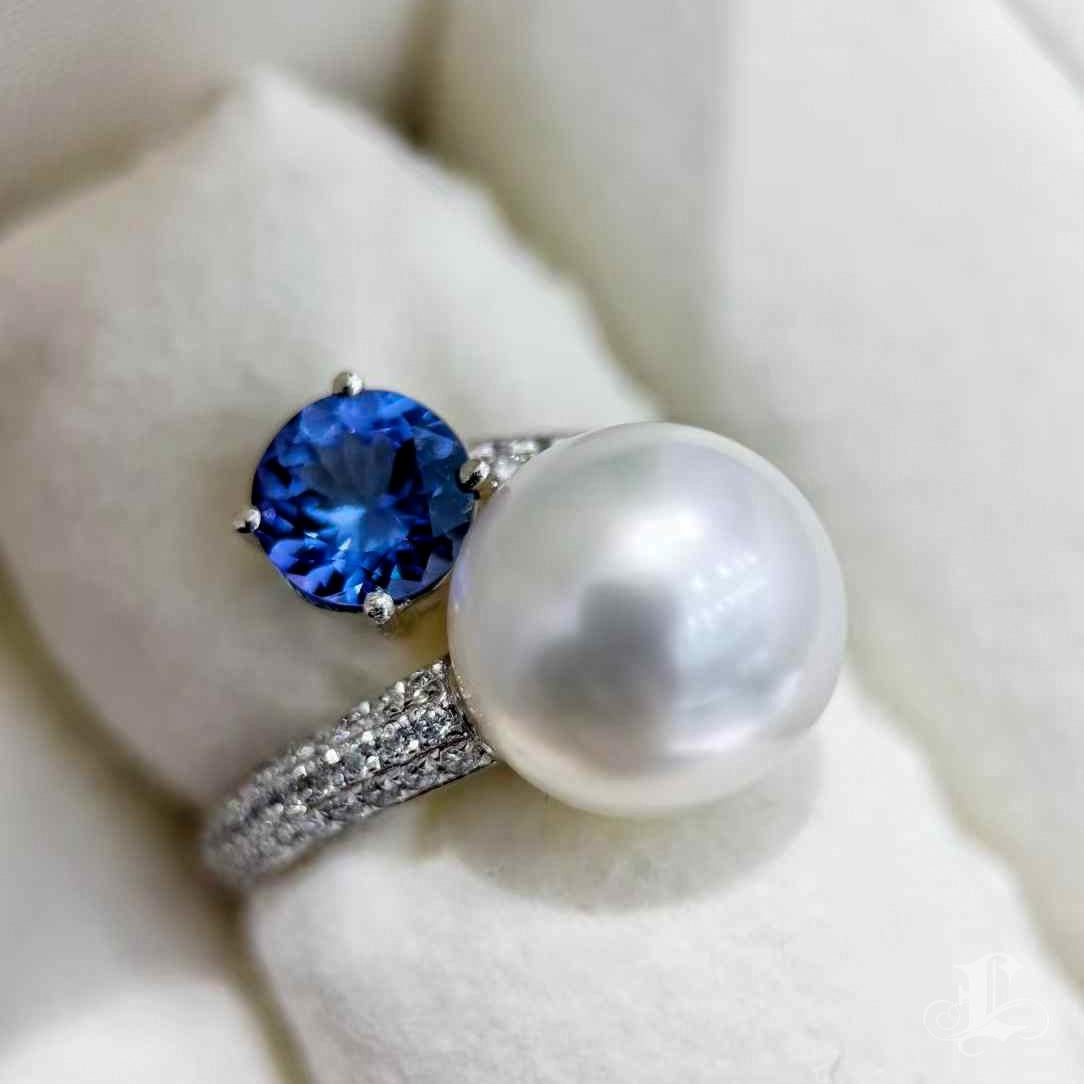 Women's 【Lustre Arc】Aurora South Sea Pearl and Royal Blue Tanzanite Diamond Ring For Sale