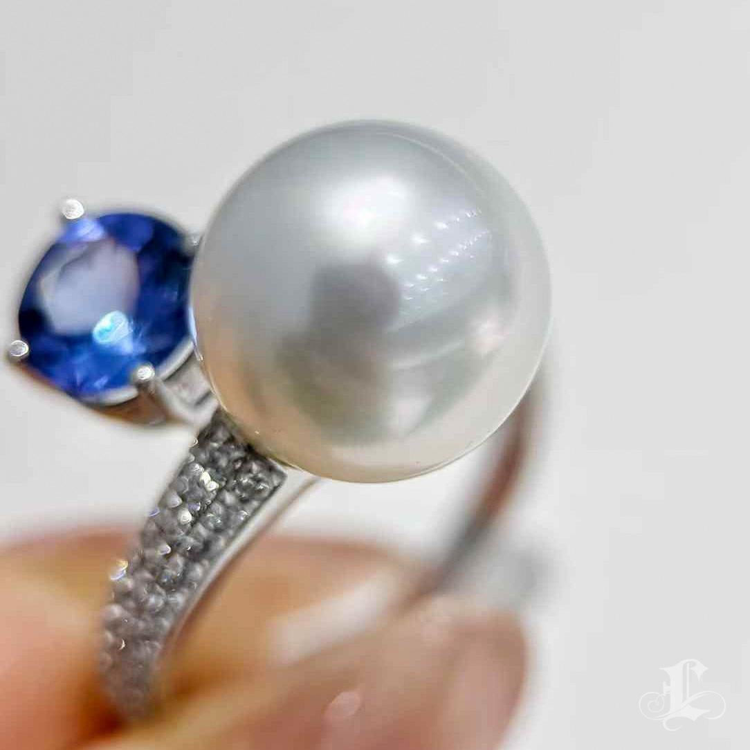 【Lustre Arc】Aurora South Sea Pearl and Royal Blue Tanzanite Diamond Ring For Sale 1